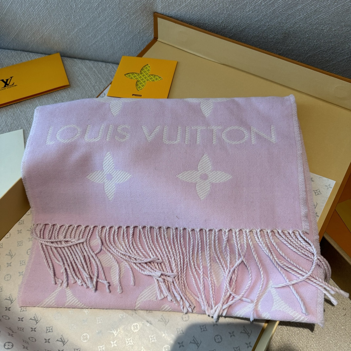 LV A貨淡紫色Logo流蘇圍巾氣質輕奢女款｜歐美奢侈品精品推薦