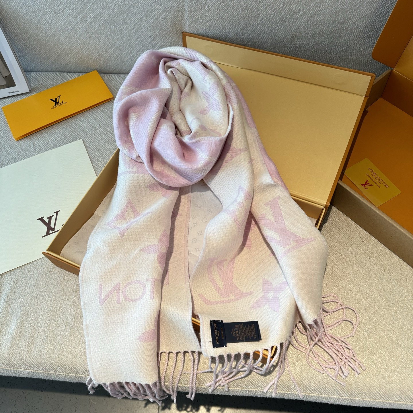 LV A貨淡紫色Logo流蘇圍巾氣質輕奢女款｜歐美奢侈品精品推薦