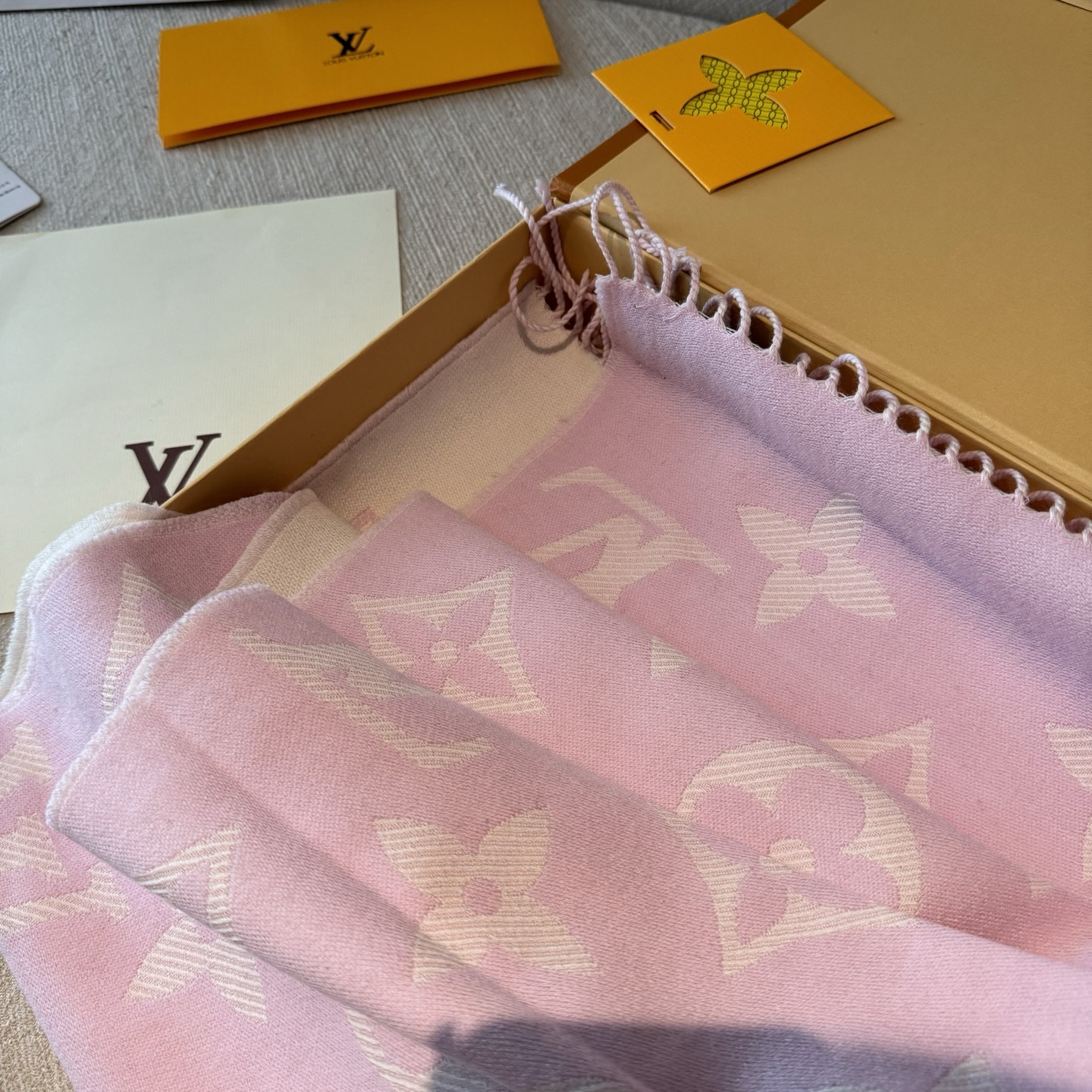 LV A貨淡紫色Logo流蘇圍巾氣質輕奢女款｜歐美奢侈品精品推薦