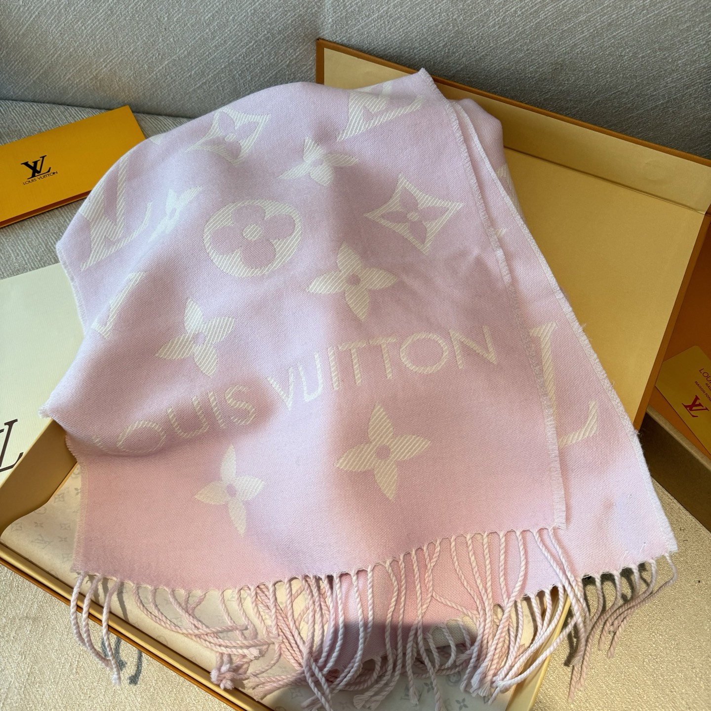 LV A貨淡紫色Logo流蘇圍巾氣質輕奢女款｜歐美奢侈品精品推薦