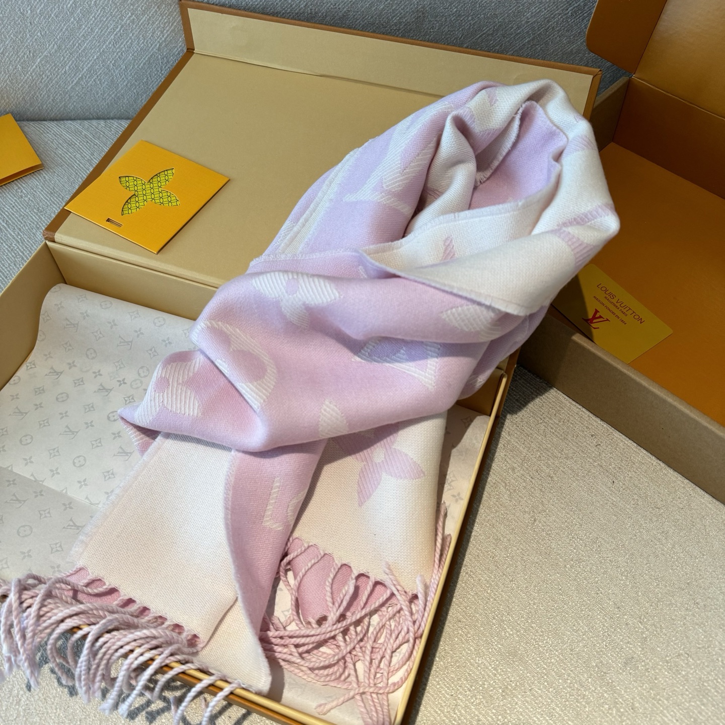 LV A貨淡紫色Logo流蘇圍巾氣質輕奢女款｜歐美奢侈品精品推薦