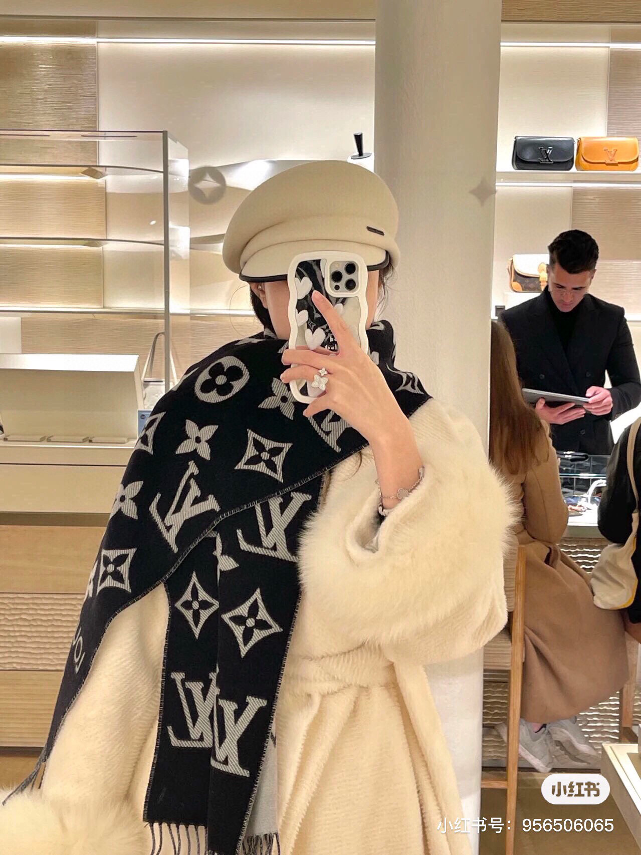 LV高仿黑色Logo流蘇圍巾沉穩百搭男女通用款|超A仿原單精品圖片 14 LV高仿黑色Logo流蘇圍巾沉穩百搭男女通用款|歐美奢侈品精品推薦