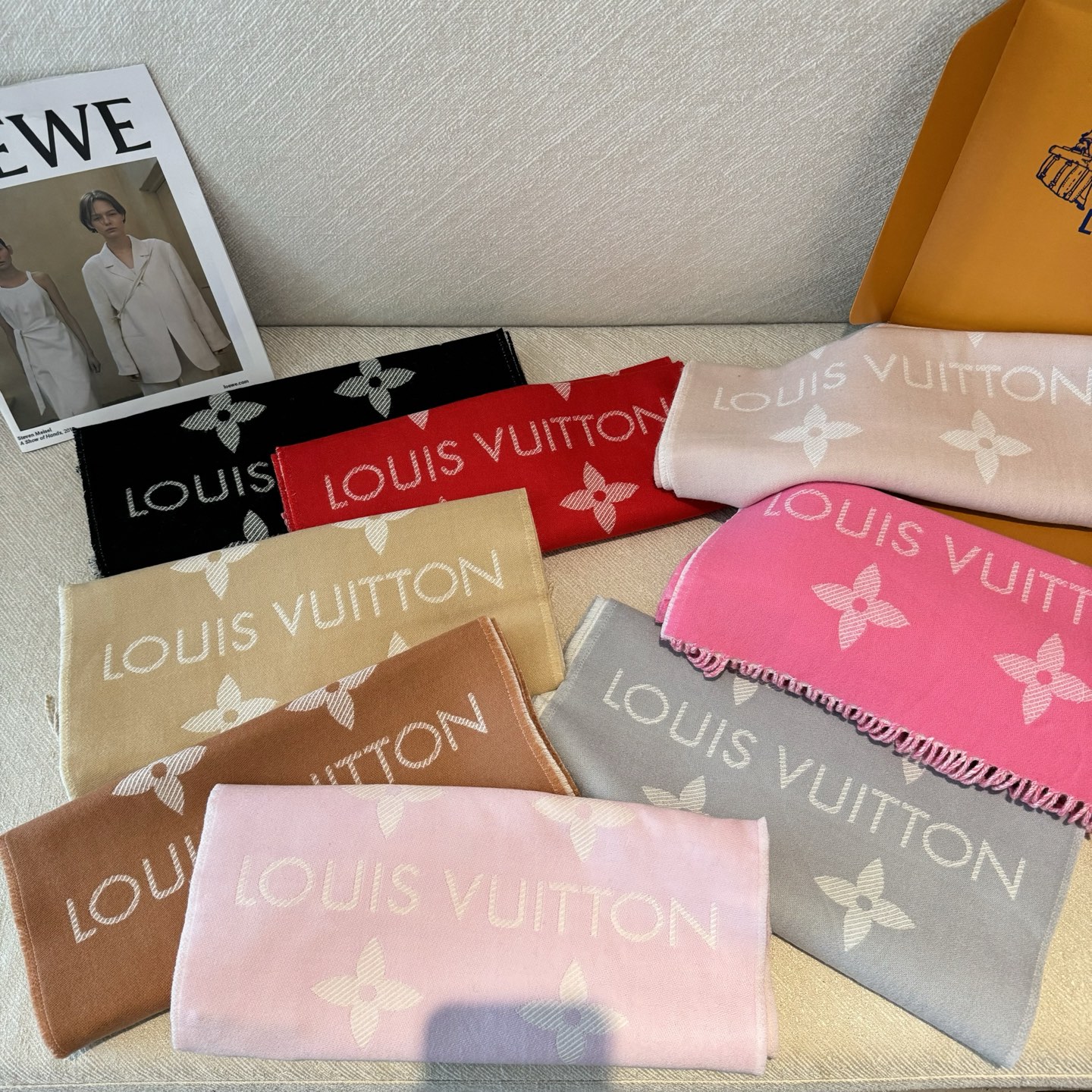 LV高仿黑色Logo流蘇圍巾沉穩百搭男女通用款｜歐美奢侈品精品推薦