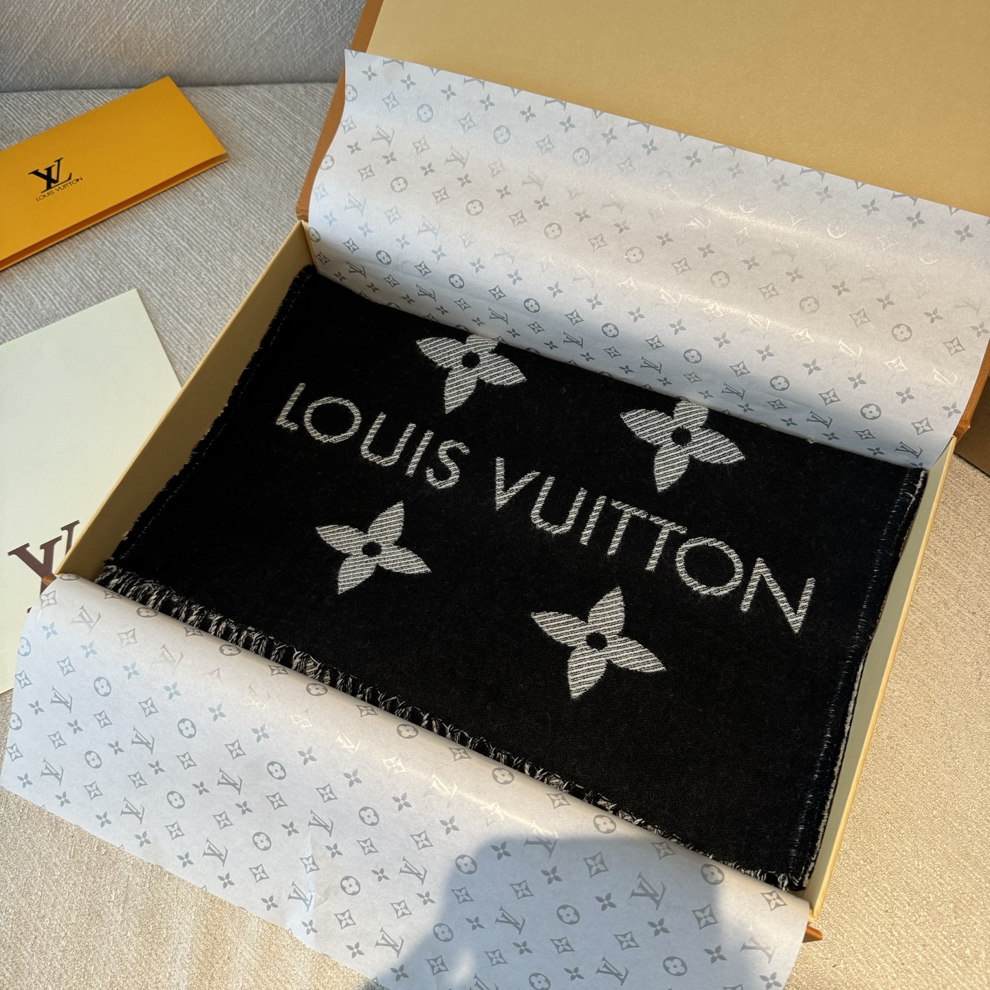 LV高仿黑色Logo流蘇圍巾沉穩百搭男女通用款｜歐美奢侈品精品推薦