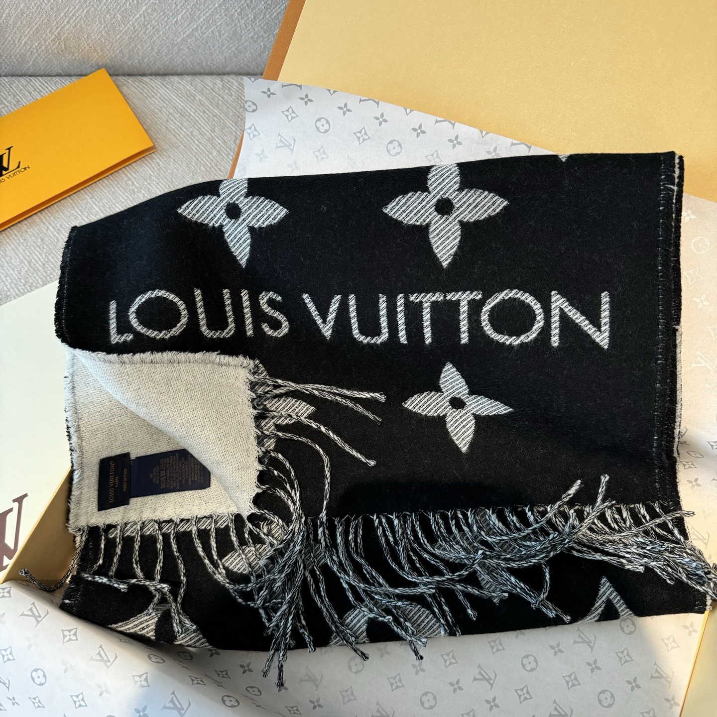 LV高仿黑色Logo流蘇圍巾沉穩百搭男女通用款｜歐美奢侈品精品推薦
