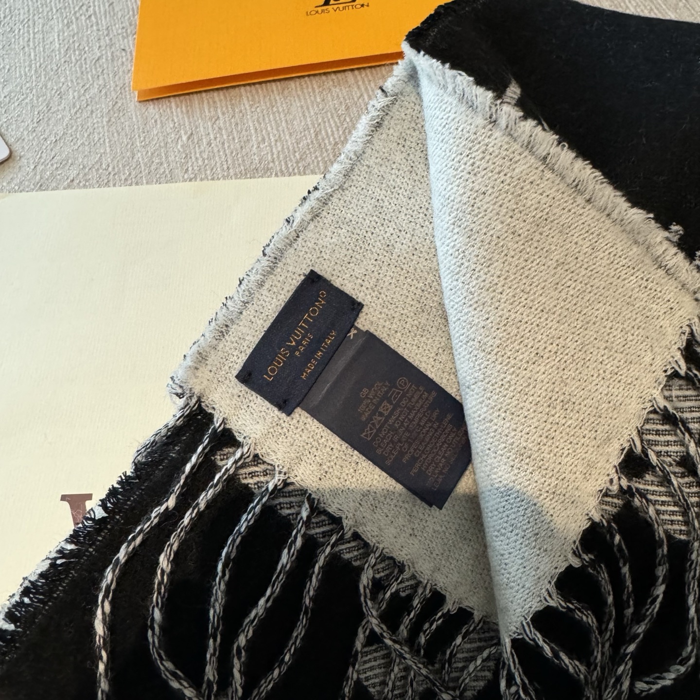 LV高仿黑色Logo流蘇圍巾沉穩百搭男女通用款｜歐美奢侈品精品推薦