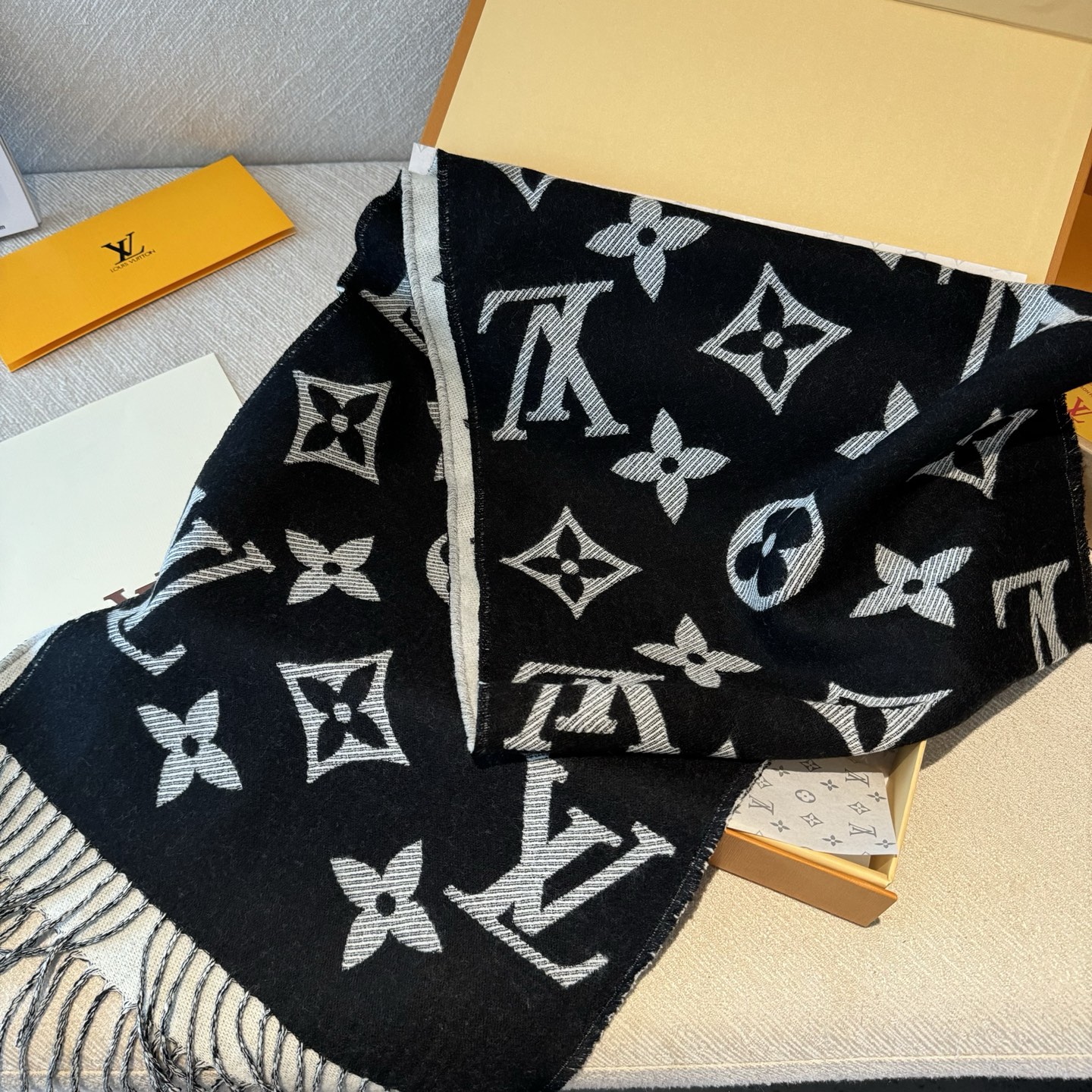 LV高仿黑色Logo流蘇圍巾沉穩百搭男女通用款｜歐美奢侈品精品推薦