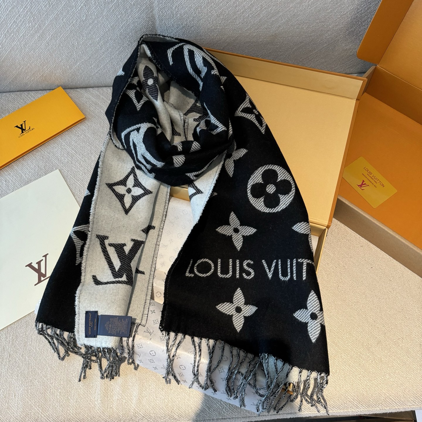 LV高仿黑色Logo流蘇圍巾沉穩百搭男女通用款|超A仿原單精品圖片 2 LV高仿黑色Logo流蘇圍巾沉穩百搭男女通用款|歐美奢侈品精品推薦