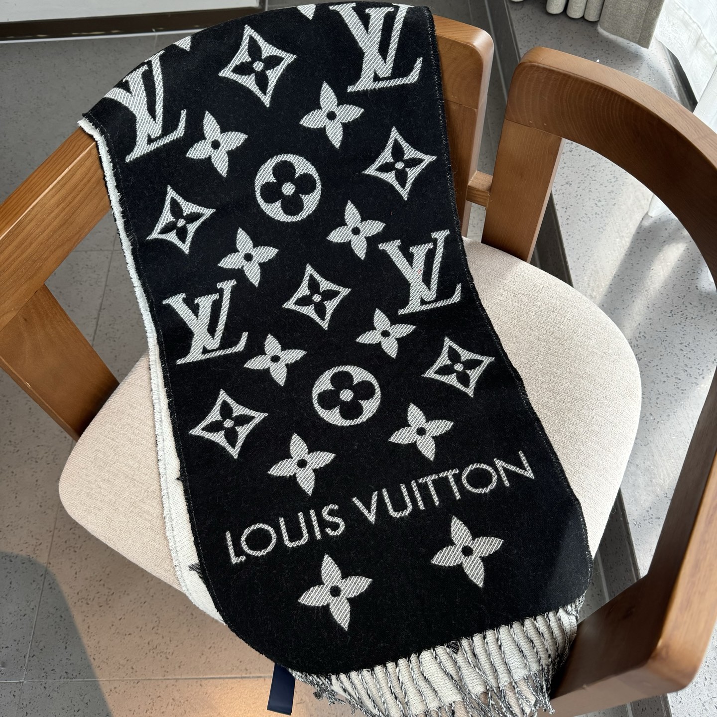 LV高仿黑色Logo流蘇圍巾沉穩百搭男女通用款｜歐美奢侈品精品推薦