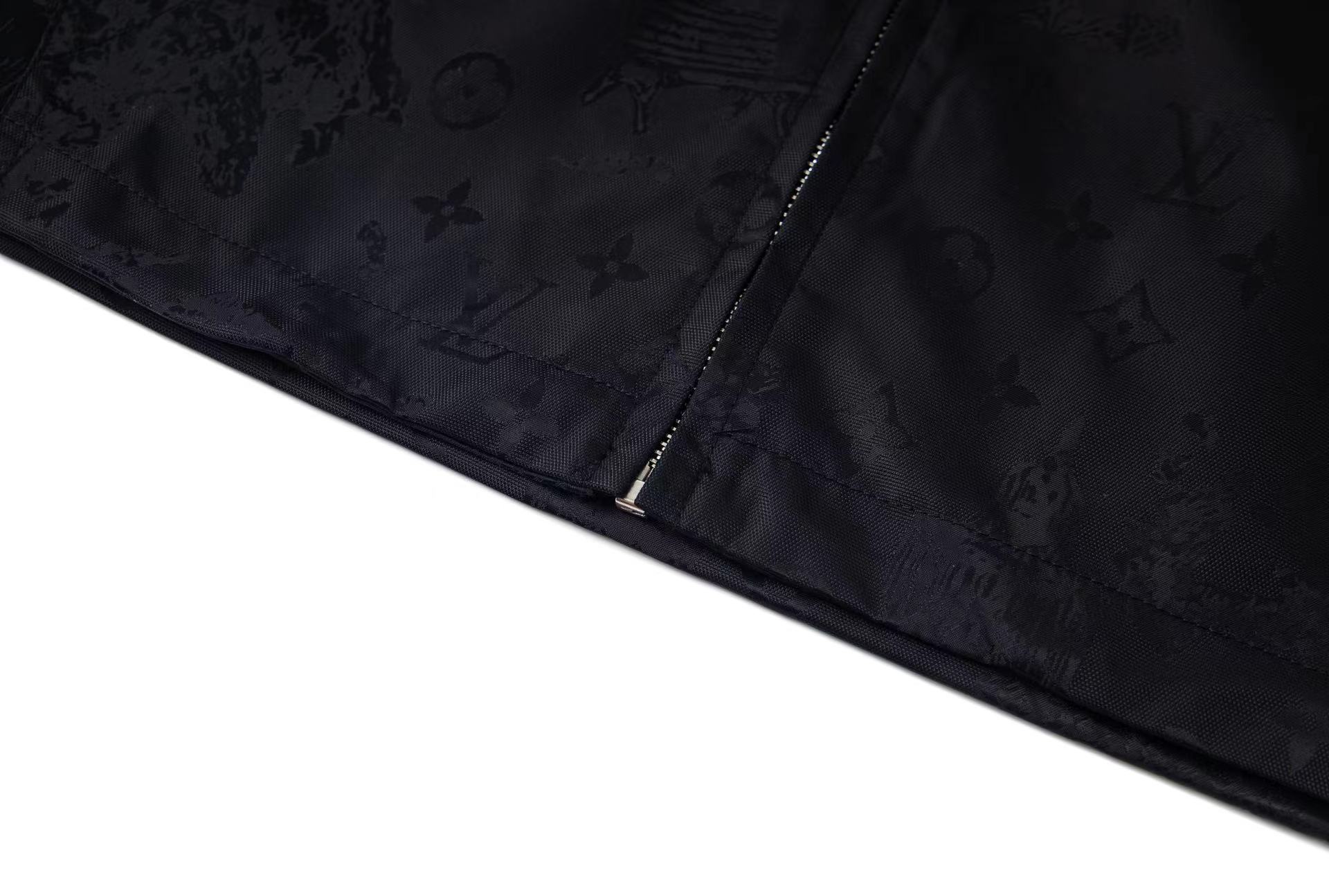 LV高仿黑色滿版Monogram防風外套 男士連帽設計|超A仿原單精品圖片 11 LV高仿黑色滿版Monogram防風外套 男士連帽設計|歐美奢侈品精品推薦