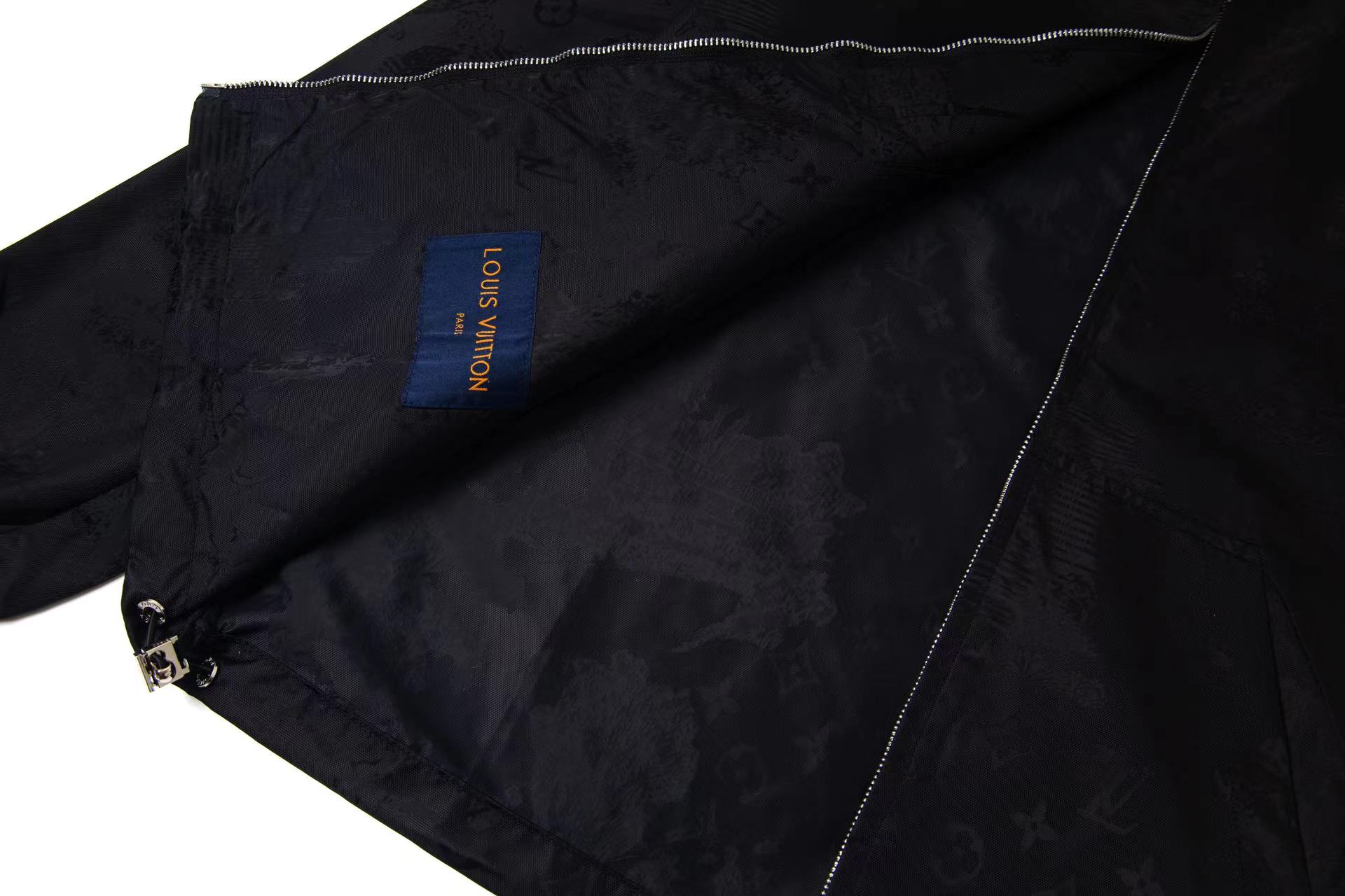 LV高仿黑色滿版Monogram防風外套 男士連帽設計|超A仿原單精品圖片 10 LV高仿黑色滿版Monogram防風外套 男士連帽設計|歐美奢侈品精品推薦