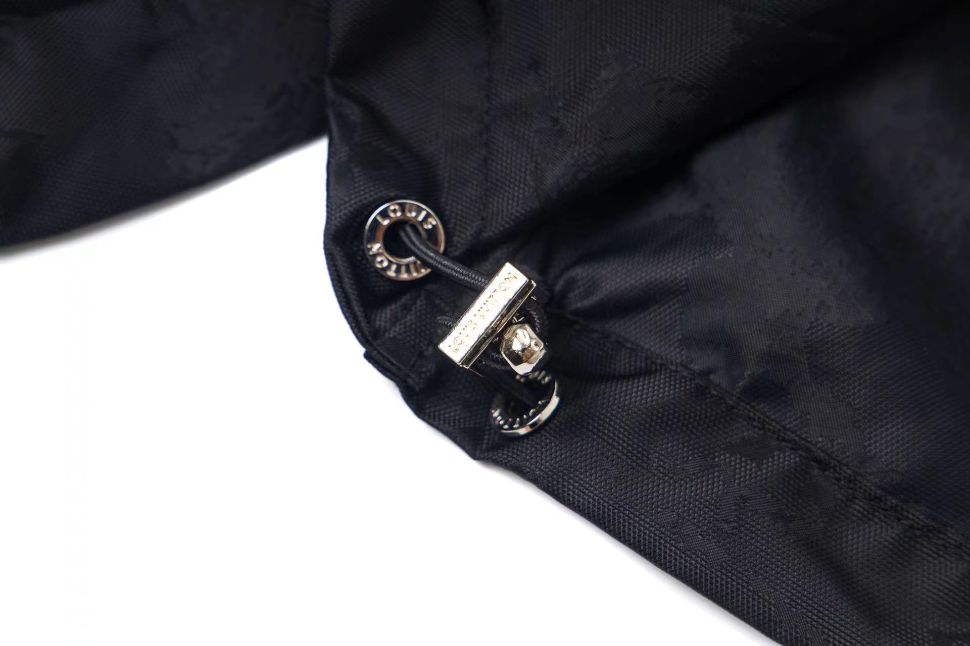 LV高仿黑色滿版Monogram防風外套 男士連帽設計|超A仿原單精品圖片 9 LV高仿黑色滿版Monogram防風外套 男士連帽設計|歐美奢侈品精品推薦