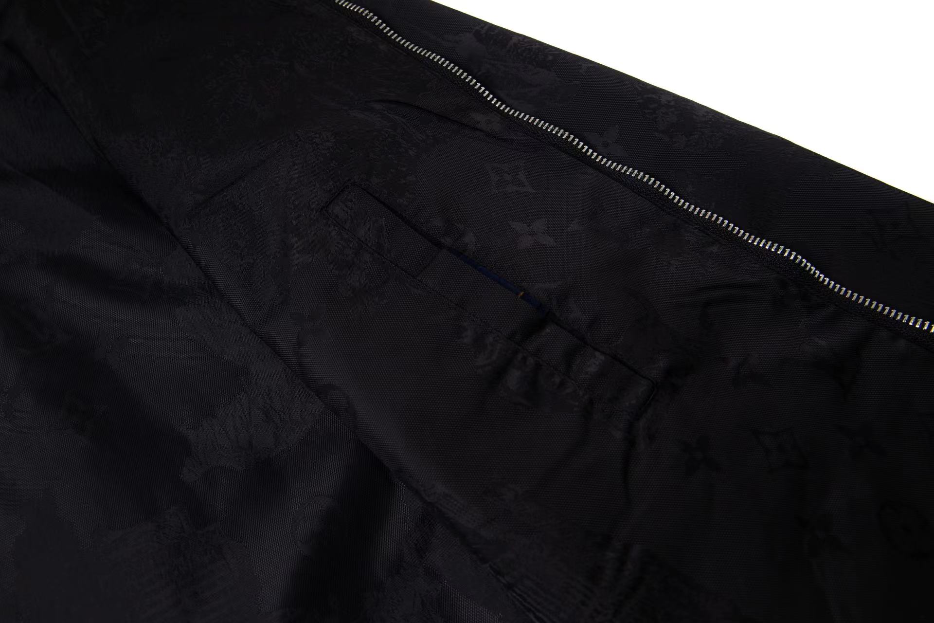 LV高仿黑色滿版Monogram防風外套 男士連帽設計|超A仿原單精品圖片 8 LV高仿黑色滿版Monogram防風外套 男士連帽設計|歐美奢侈品精品推薦