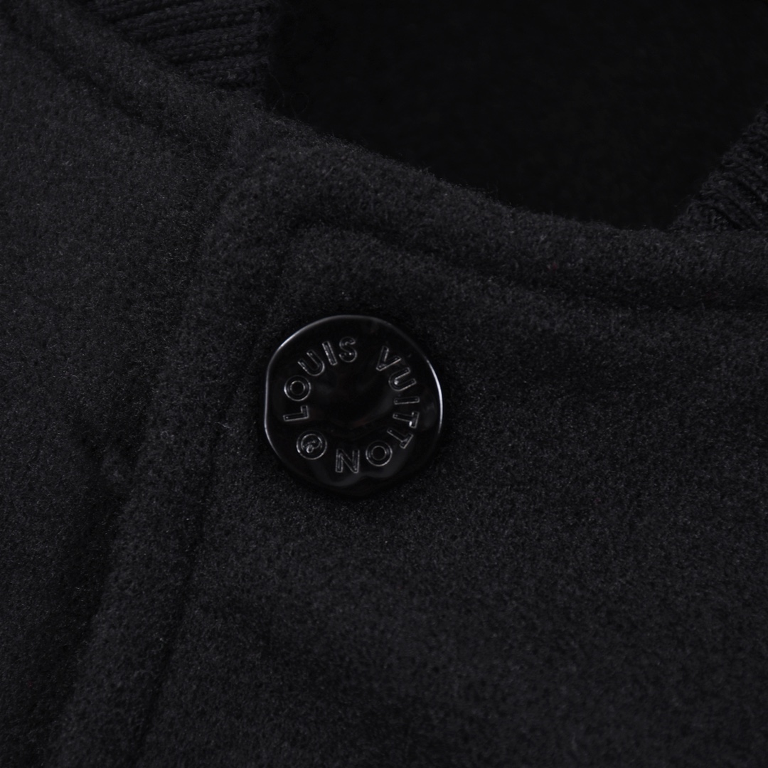 LV精品仿製黑色棒球外套 經典皮袖Monogram壓紋設計｜歐美奢侈品精品推薦