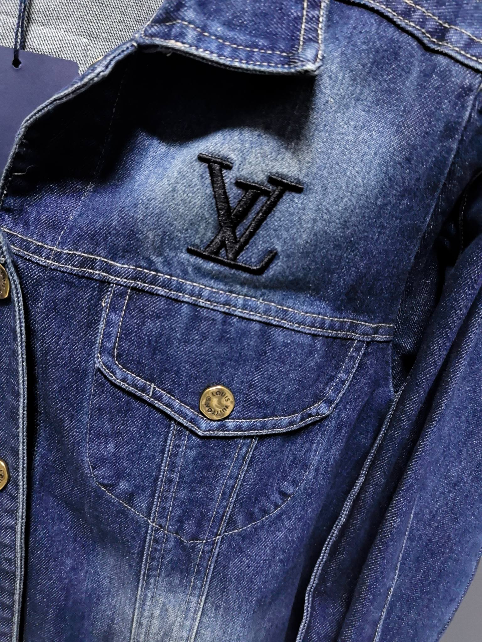 LV原單藍色牛仔外套 經典水洗Logo設計 男士款|超A仿原單精品圖片 12 LV原單藍色牛仔外套 經典水洗Logo設計 男士款|歐美奢侈品精品推薦