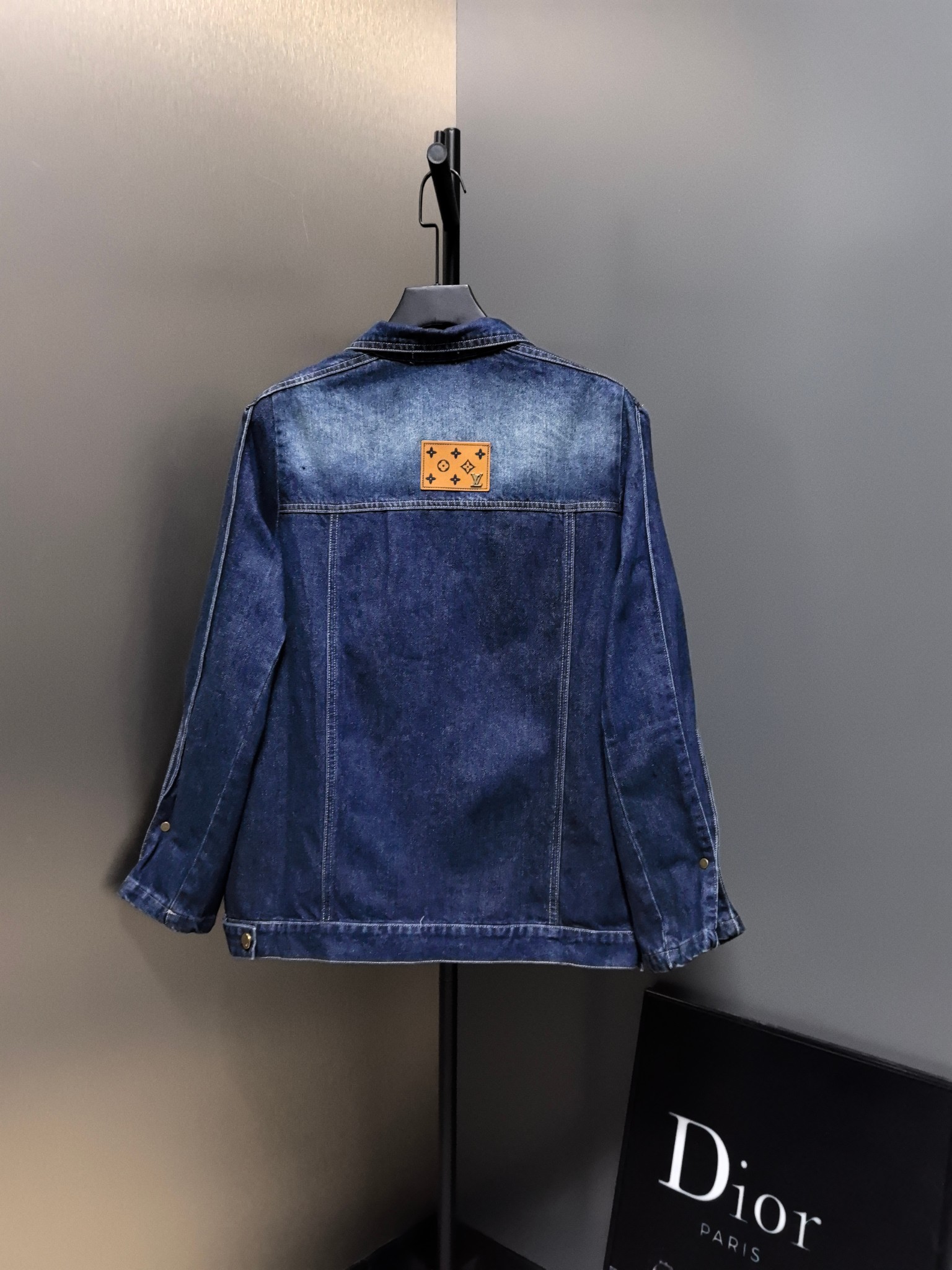 LV原單藍色牛仔外套 經典水洗Logo設計 男士款|超A仿原單精品圖片 8 LV原單藍色牛仔外套 經典水洗Logo設計 男士款|歐美奢侈品精品推薦