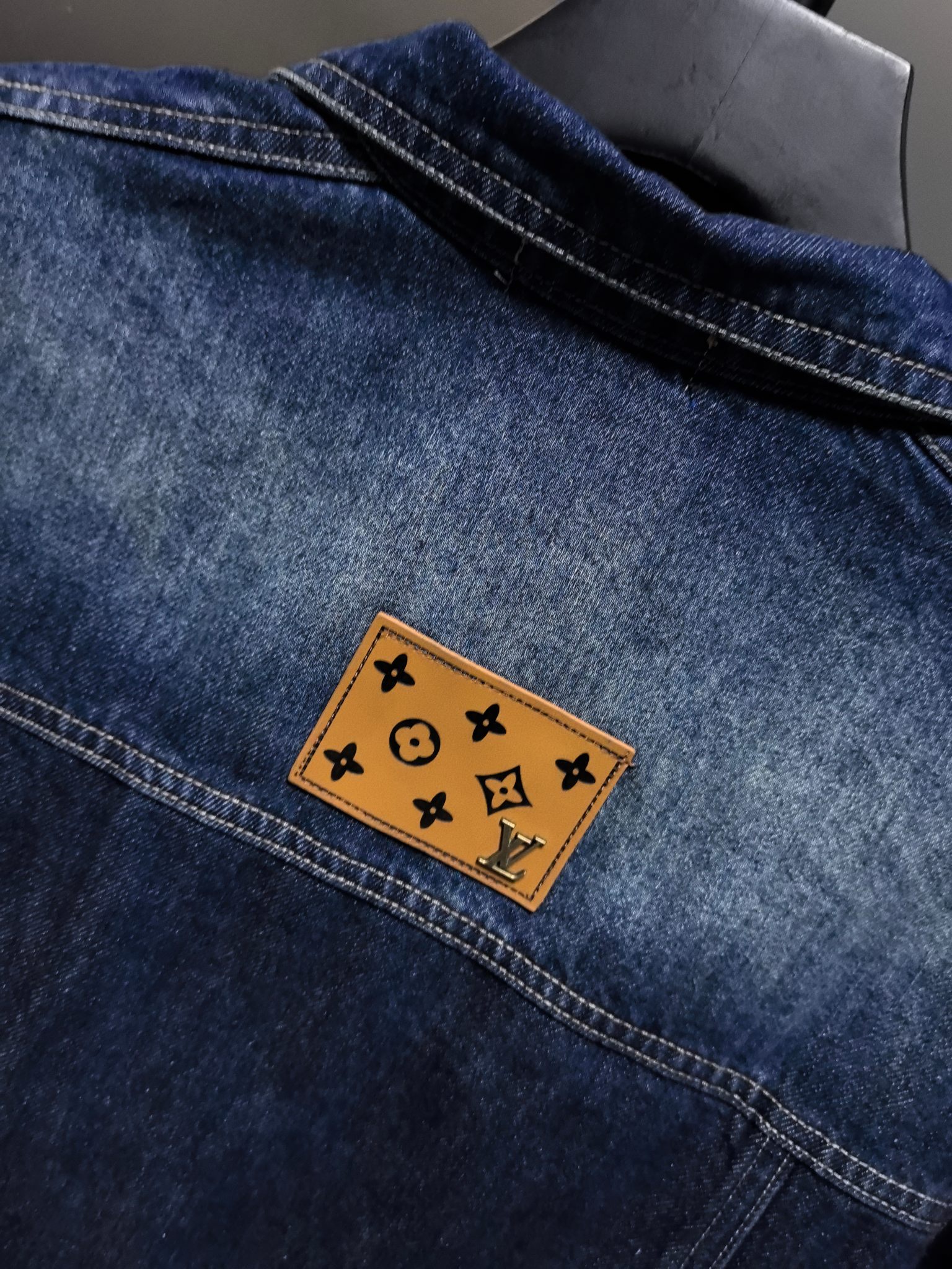 LV原單藍色牛仔外套 經典水洗Logo設計 男士款|超A仿原單精品圖片 7 LV原單藍色牛仔外套 經典水洗Logo設計 男士款|歐美奢侈品精品推薦