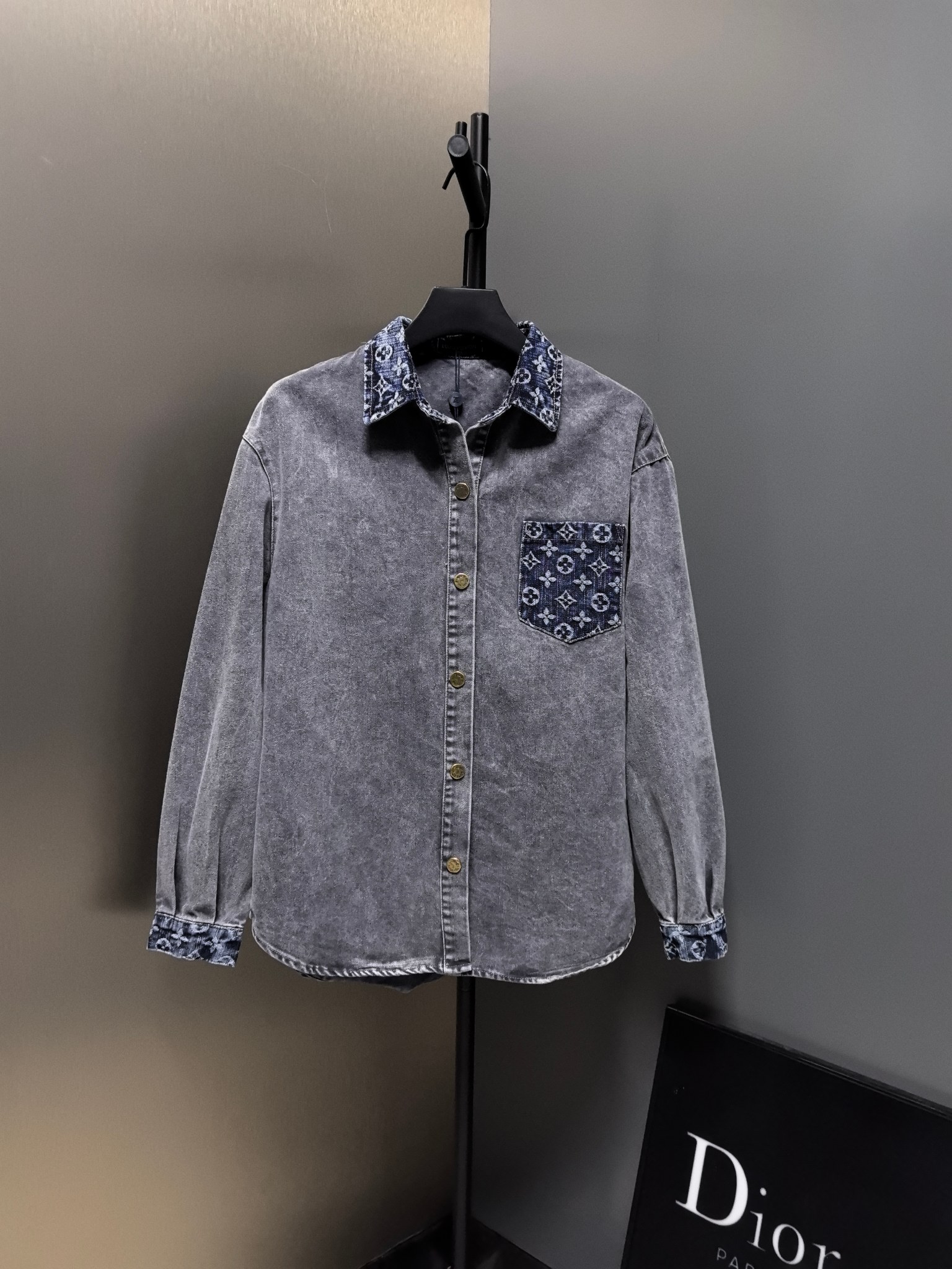 LV復刻版灰色丹寧襯衫 Monogram領口與口袋拼接設計|超A仿原單精品圖片 2 LV復刻版灰色丹寧襯衫 Monogram領口與口袋拼接設計|歐美奢侈品精品推薦