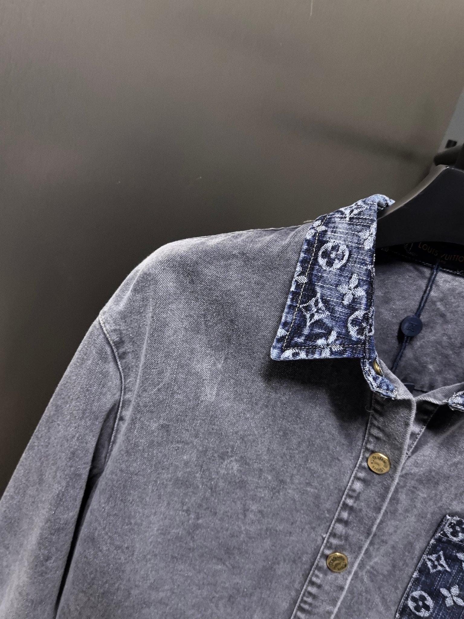 LV復刻版灰色丹寧襯衫 Monogram領口與口袋拼接設計|超A仿原單精品圖片 13 LV復刻版灰色丹寧襯衫 Monogram領口與口袋拼接設計|歐美奢侈品精品推薦