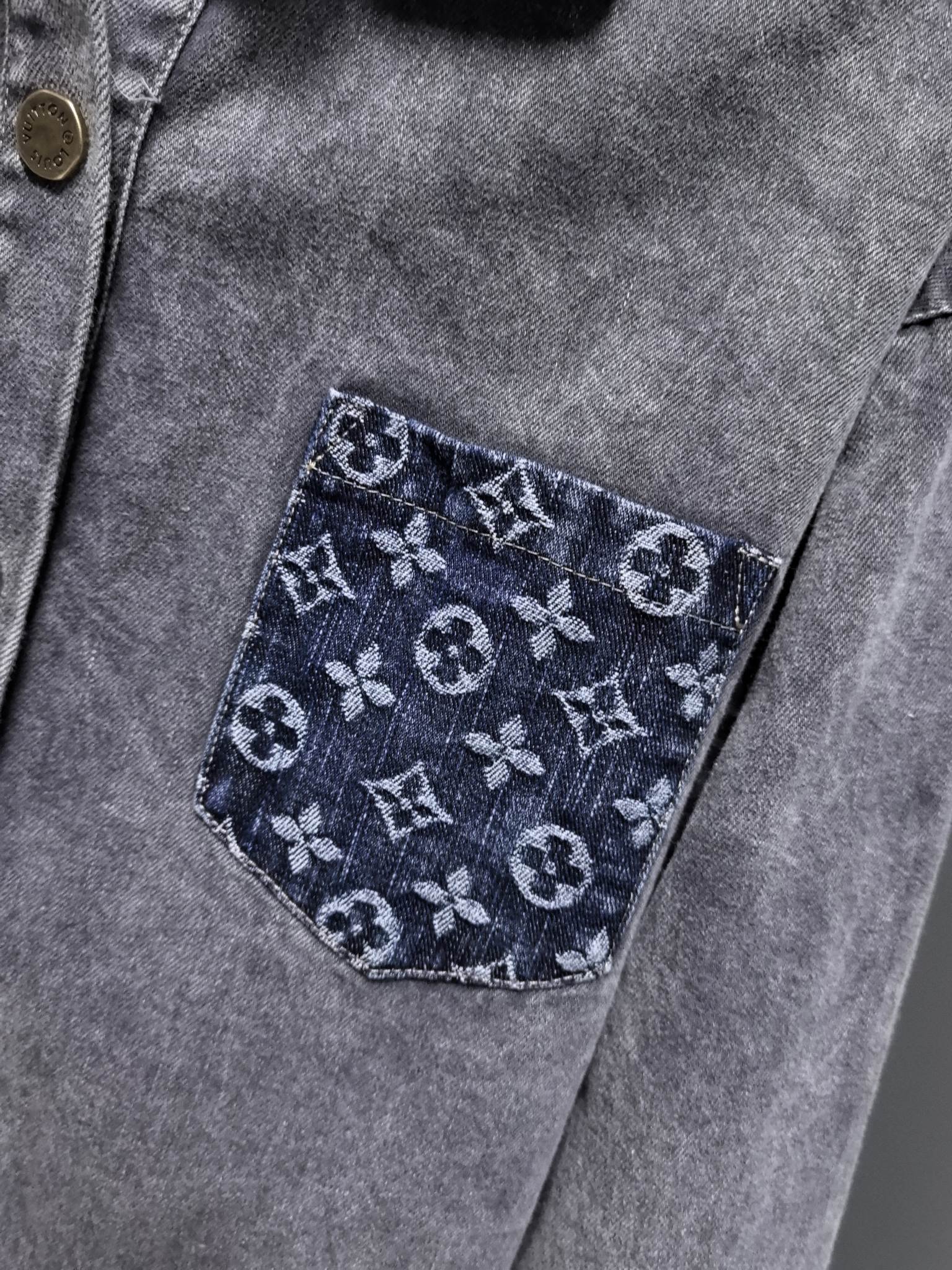 LV復刻版灰色丹寧襯衫 Monogram領口與口袋拼接設計|超A仿原單精品圖片 12 LV復刻版灰色丹寧襯衫 Monogram領口與口袋拼接設計|歐美奢侈品精品推薦