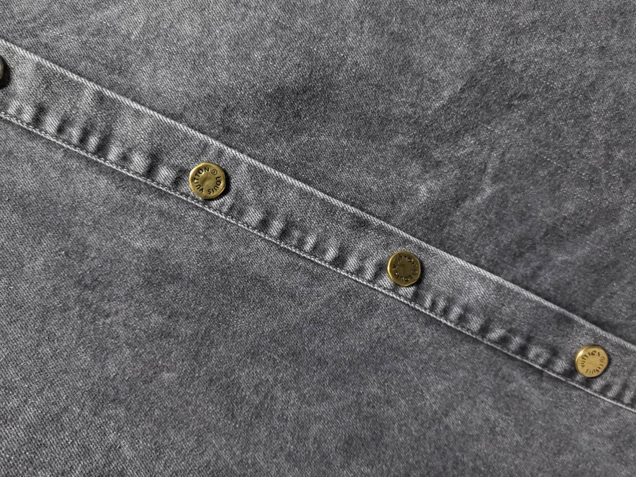 LV復刻版灰色丹寧襯衫 Monogram領口與口袋拼接設計|超A仿原單精品圖片 11 LV復刻版灰色丹寧襯衫 Monogram領口與口袋拼接設計|歐美奢侈品精品推薦