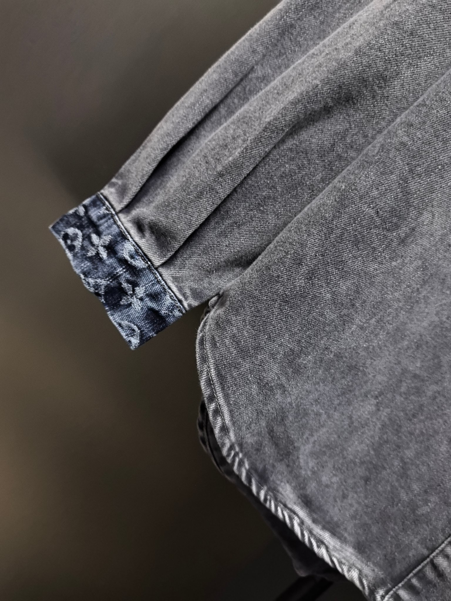 LV復刻版灰色丹寧襯衫 Monogram領口與口袋拼接設計|超A仿原單精品圖片 10 LV復刻版灰色丹寧襯衫 Monogram領口與口袋拼接設計|歐美奢侈品精品推薦