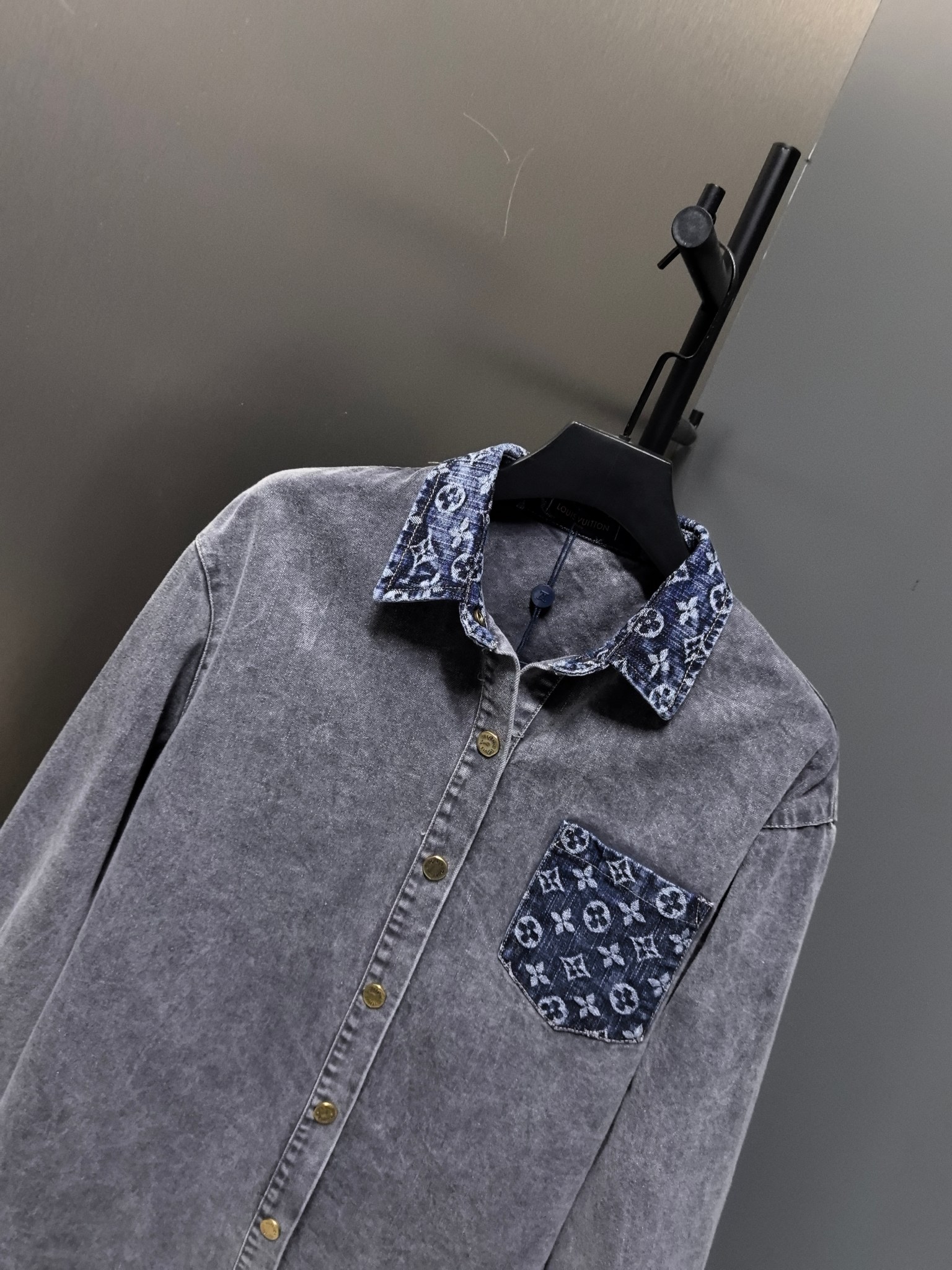 LV復刻版灰色丹寧襯衫 Monogram領口與口袋拼接設計|超A仿原單精品圖片 9 LV復刻版灰色丹寧襯衫 Monogram領口與口袋拼接設計|歐美奢侈品精品推薦