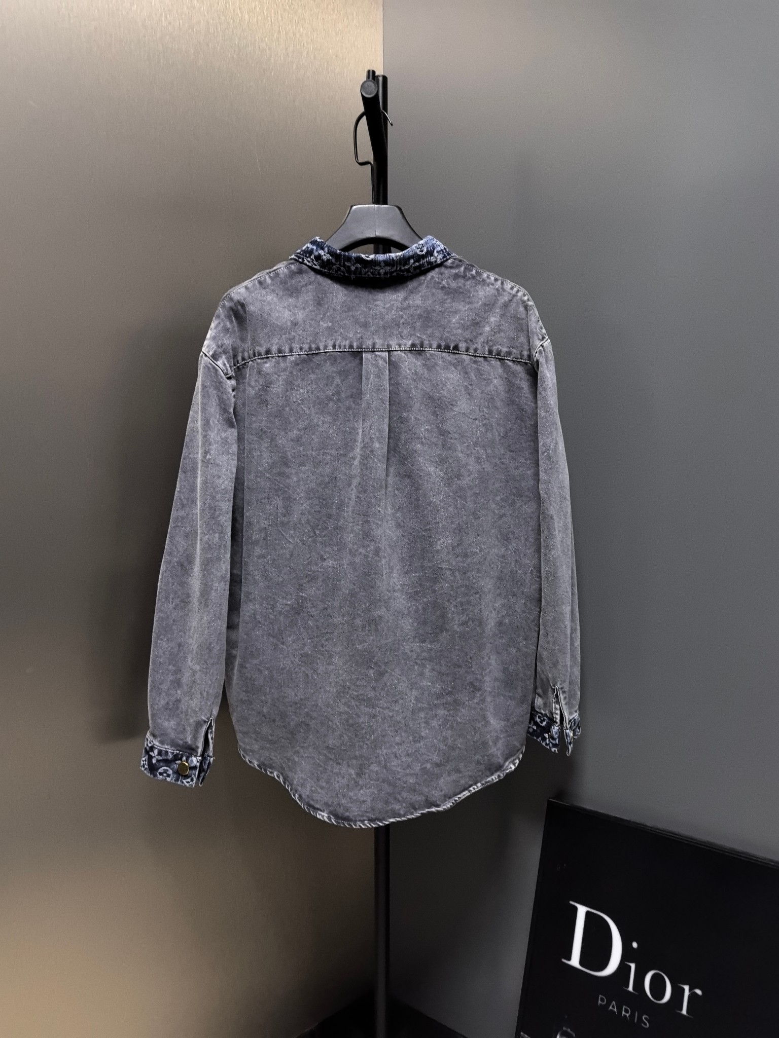 LV復刻版灰色丹寧襯衫 Monogram領口與口袋拼接設計|超A仿原單精品圖片 8 LV復刻版灰色丹寧襯衫 Monogram領口與口袋拼接設計|歐美奢侈品精品推薦