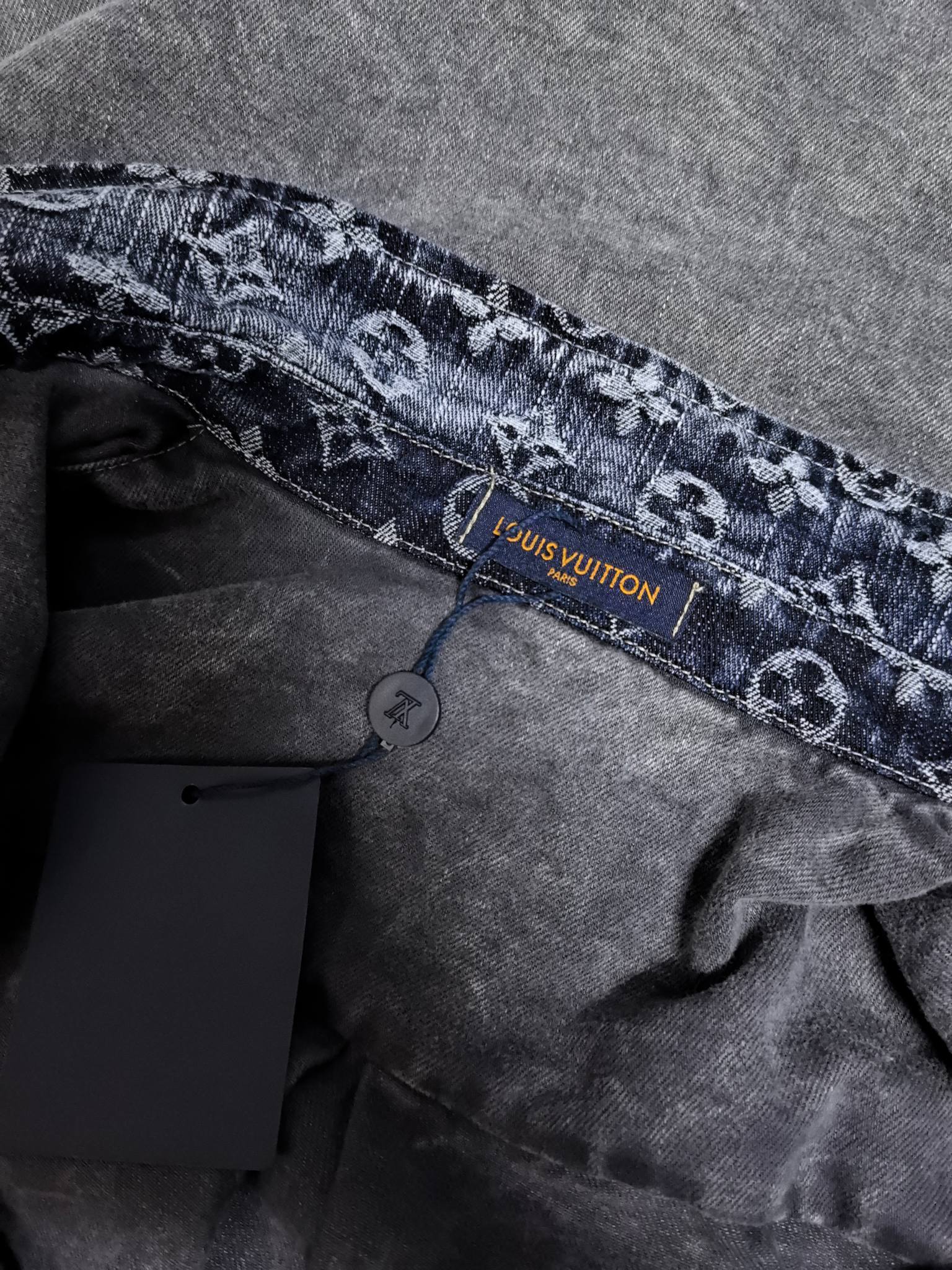 LV復刻版灰色丹寧襯衫 Monogram領口與口袋拼接設計|超A仿原單精品圖片 7 LV復刻版灰色丹寧襯衫 Monogram領口與口袋拼接設計|歐美奢侈品精品推薦
