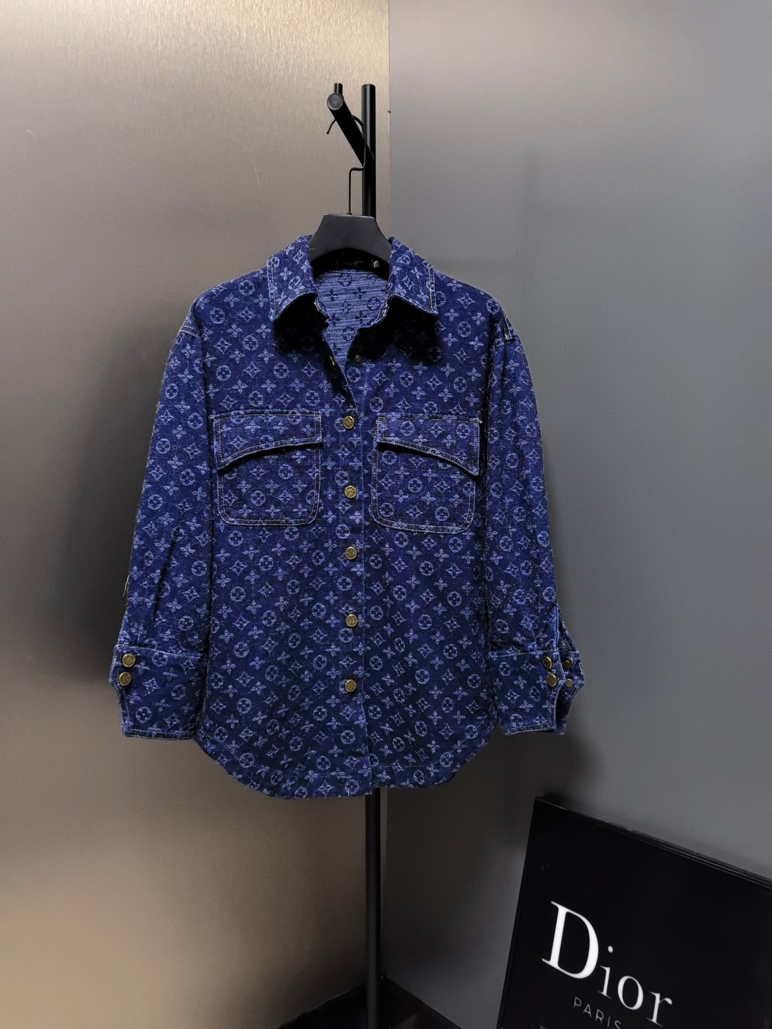 LV高仿滿版Monogram牛仔襯衫 復古水洗設計 男士時尚上衣|超A仿原單精品圖片 2 LV高仿滿版Monogram牛仔襯衫 復古水洗設計 男士時尚上衣|歐美奢侈品精品推薦