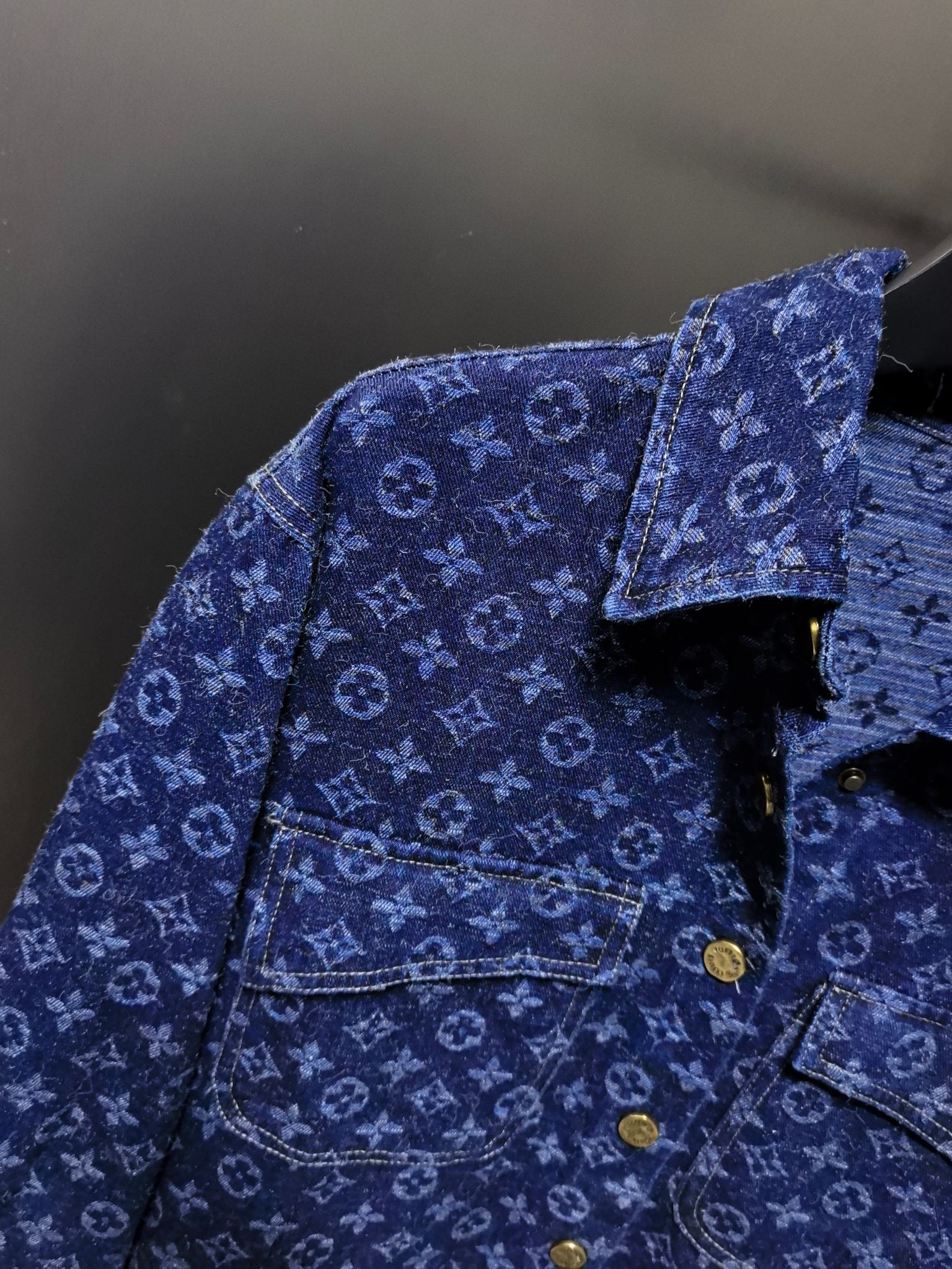 LV高仿滿版Monogram牛仔襯衫 復古水洗設計 男士時尚上衣|超A仿原單精品圖片 13 LV高仿滿版Monogram牛仔襯衫 復古水洗設計 男士時尚上衣|歐美奢侈品精品推薦