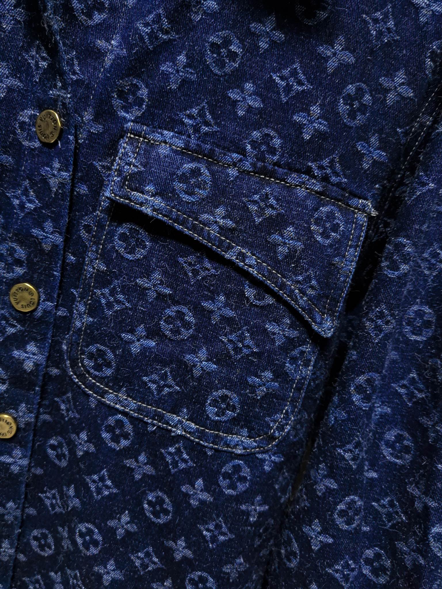 LV高仿滿版Monogram牛仔襯衫 復古水洗設計 男士時尚上衣|超A仿原單精品圖片 12 LV高仿滿版Monogram牛仔襯衫 復古水洗設計 男士時尚上衣|歐美奢侈品精品推薦