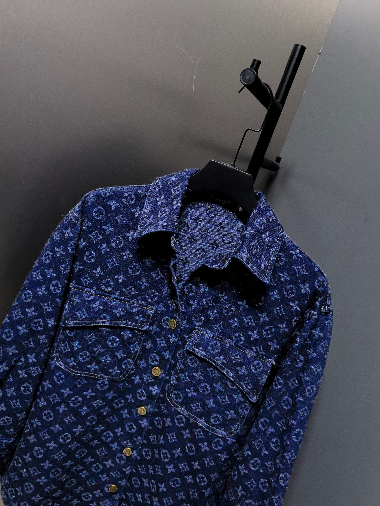 LV高仿滿版Monogram牛仔襯衫 復古水洗設計 男士時尚上衣|超A仿原單精品圖片 10 LV高仿滿版Monogram牛仔襯衫 復古水洗設計 男士時尚上衣|歐美奢侈品精品推薦