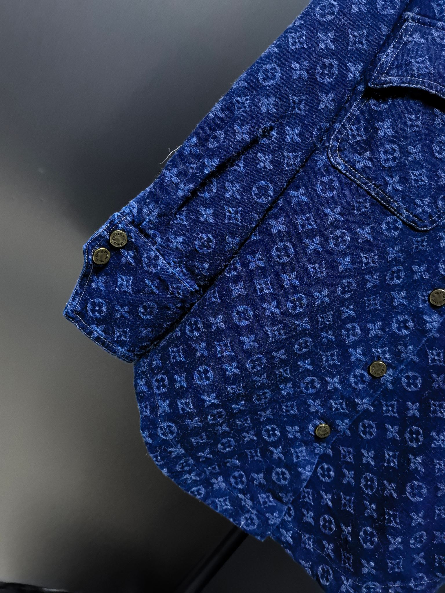 LV高仿滿版Monogram牛仔襯衫 復古水洗設計 男士時尚上衣|超A仿原單精品圖片 9 LV高仿滿版Monogram牛仔襯衫 復古水洗設計 男士時尚上衣|歐美奢侈品精品推薦