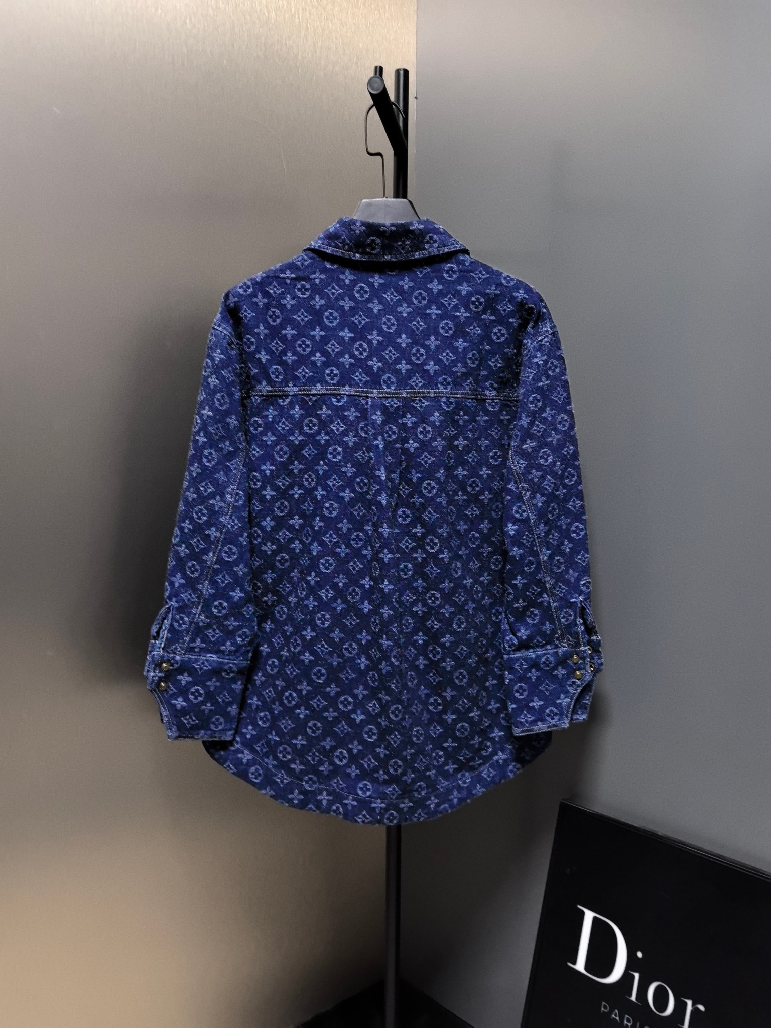 LV高仿滿版Monogram牛仔襯衫 復古水洗設計 男士時尚上衣|超A仿原單精品圖片 8 LV高仿滿版Monogram牛仔襯衫 復古水洗設計 男士時尚上衣|歐美奢侈品精品推薦