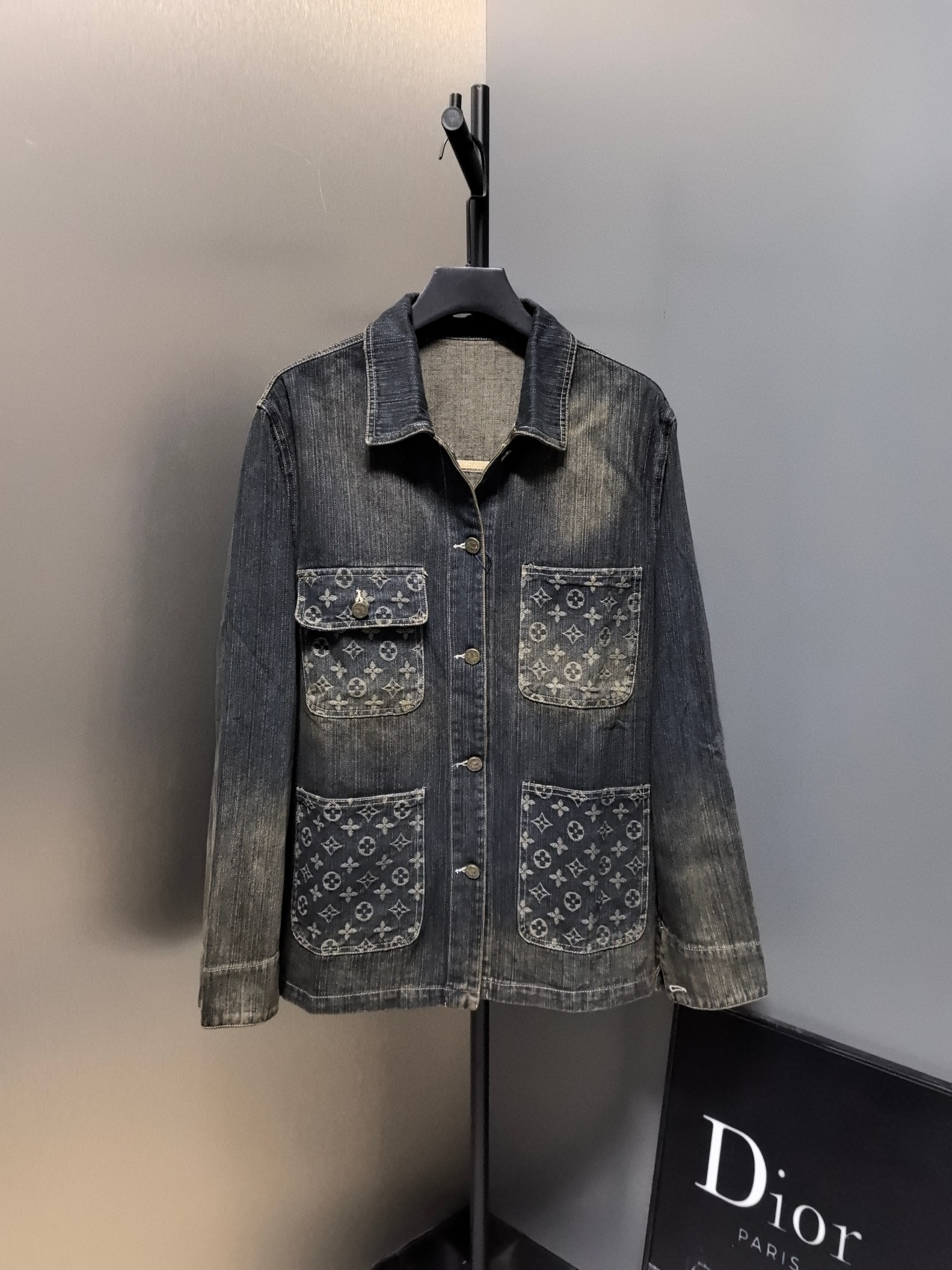 LV精品仿製水洗丹寧拼接外套 四口袋Monogram設計 男士上衣|超A仿原單精品圖片 2 LV精品仿製水洗丹寧拼接外套 四口袋Monogram設計 男士上衣|歐美奢侈品精品推薦