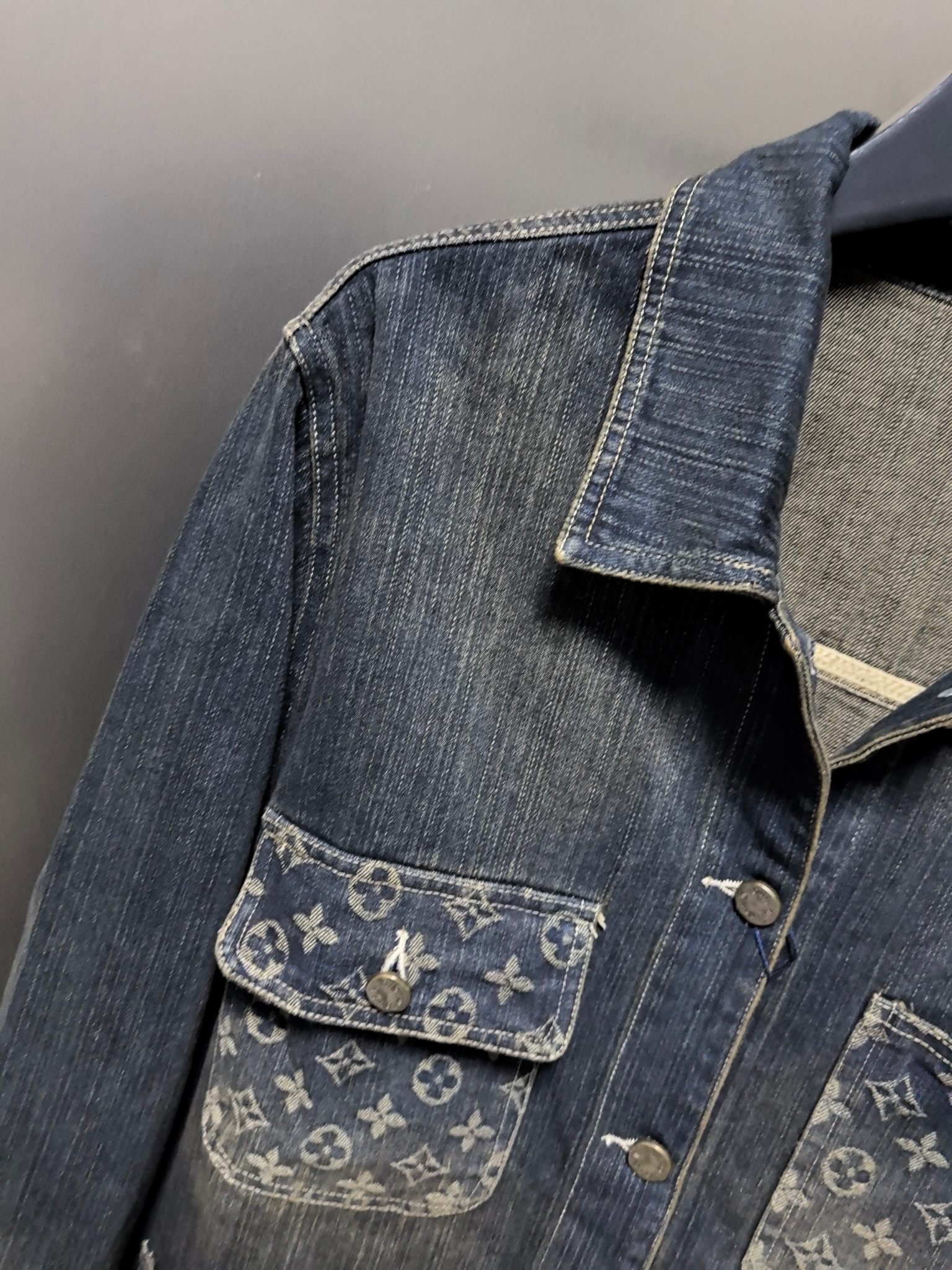 LV精品仿製水洗丹寧拼接外套 四口袋Monogram設計 男士上衣|超A仿原單精品圖片 13 LV精品仿製水洗丹寧拼接外套 四口袋Monogram設計 男士上衣|歐美奢侈品精品推薦