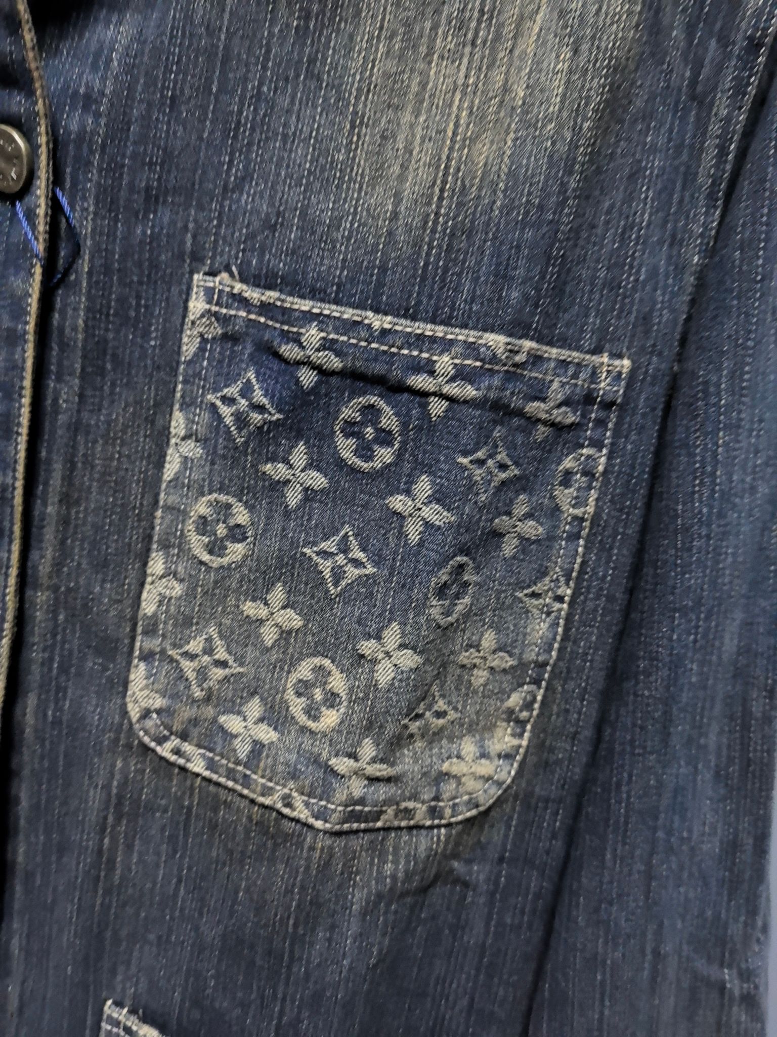 LV精品仿製水洗丹寧拼接外套 四口袋Monogram設計 男士上衣|超A仿原單精品圖片 12 LV精品仿製水洗丹寧拼接外套 四口袋Monogram設計 男士上衣|歐美奢侈品精品推薦