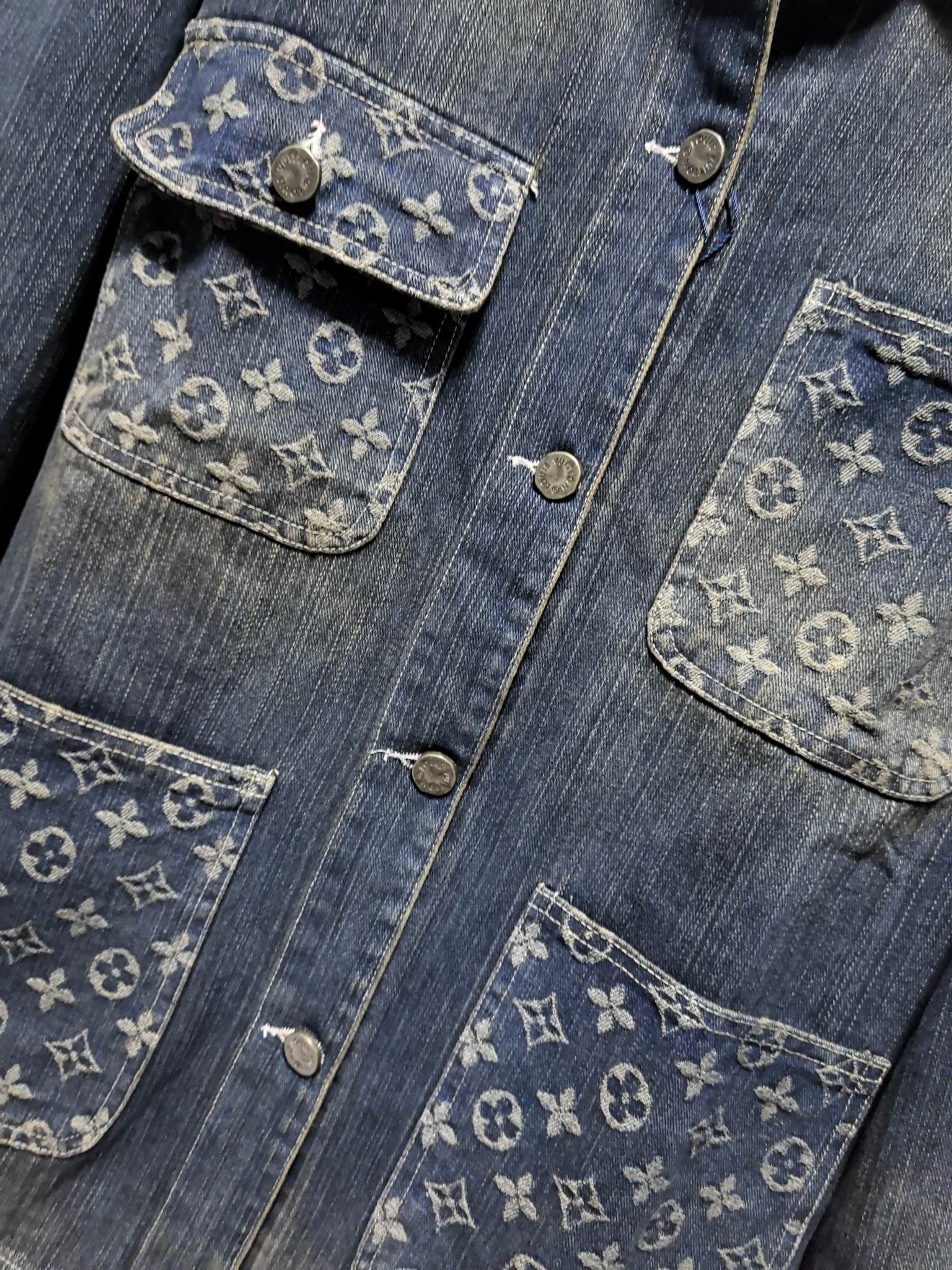 LV精品仿製水洗丹寧拼接外套 四口袋Monogram設計 男士上衣|超A仿原單精品圖片 11 LV精品仿製水洗丹寧拼接外套 四口袋Monogram設計 男士上衣|歐美奢侈品精品推薦