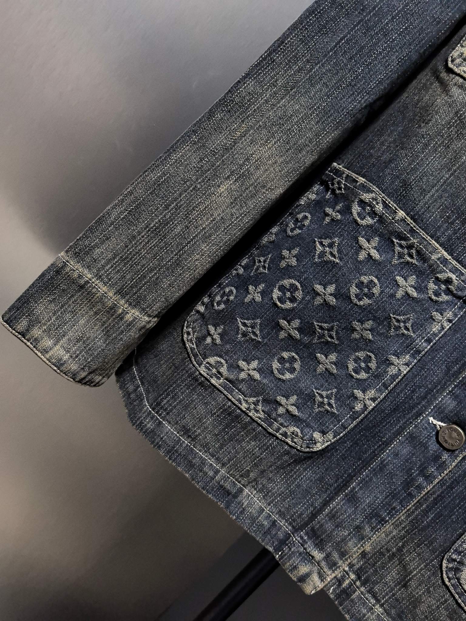 LV精品仿製水洗丹寧拼接外套 四口袋Monogram設計 男士上衣|超A仿原單精品圖片 10 LV精品仿製水洗丹寧拼接外套 四口袋Monogram設計 男士上衣|歐美奢侈品精品推薦