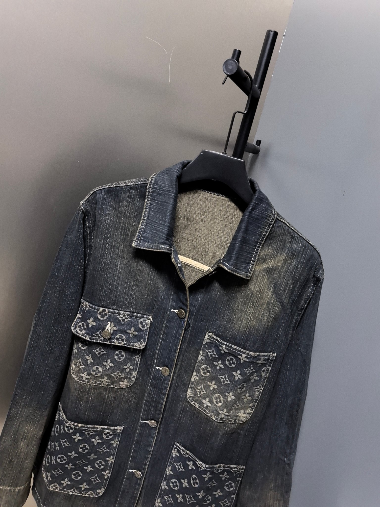 LV精品仿製水洗丹寧拼接外套 四口袋Monogram設計 男士上衣|超A仿原單精品圖片 9 LV精品仿製水洗丹寧拼接外套 四口袋Monogram設計 男士上衣|歐美奢侈品精品推薦