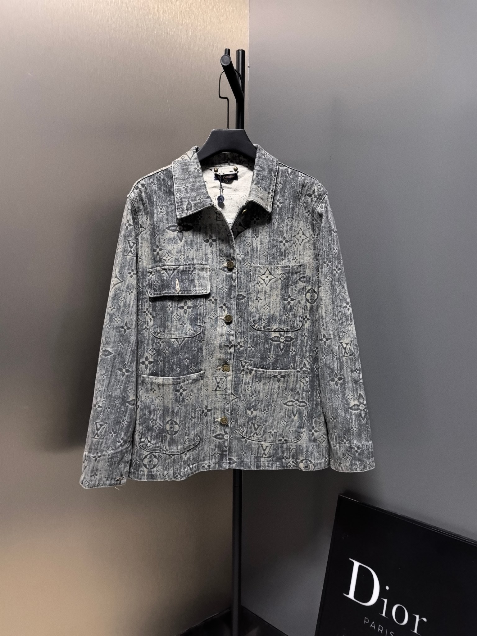 LV高仿灰色滿版Monogram水洗丹寧外套 男士復古風上衣|超A仿原單精品圖片 2 LV高仿灰色滿版Monogram水洗丹寧外套 男士復古風上衣|歐美奢侈品精品推薦