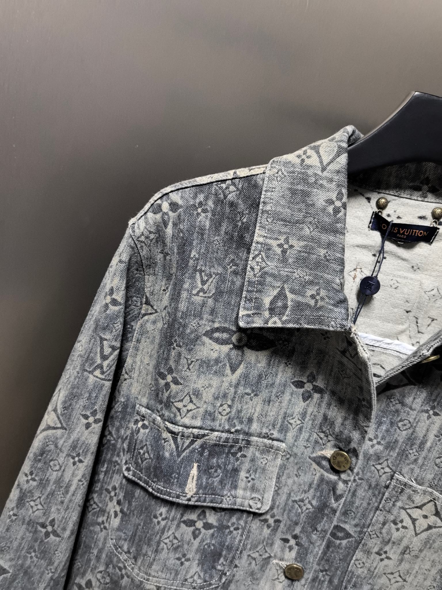 LV高仿灰色滿版Monogram水洗丹寧外套 男士復古風上衣｜歐美奢侈品精品推薦