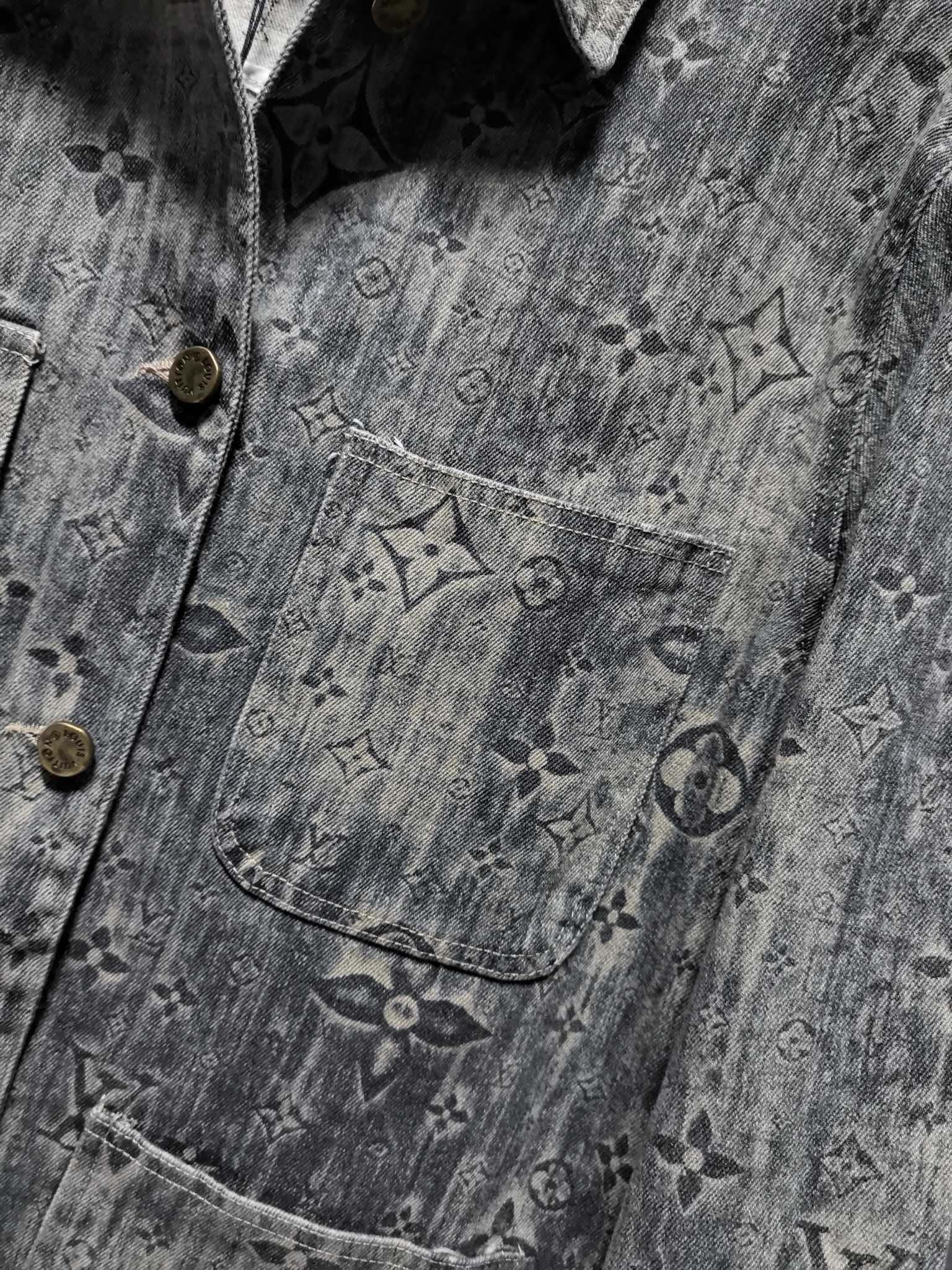 LV高仿灰色滿版Monogram水洗丹寧外套 男士復古風上衣｜歐美奢侈品精品推薦