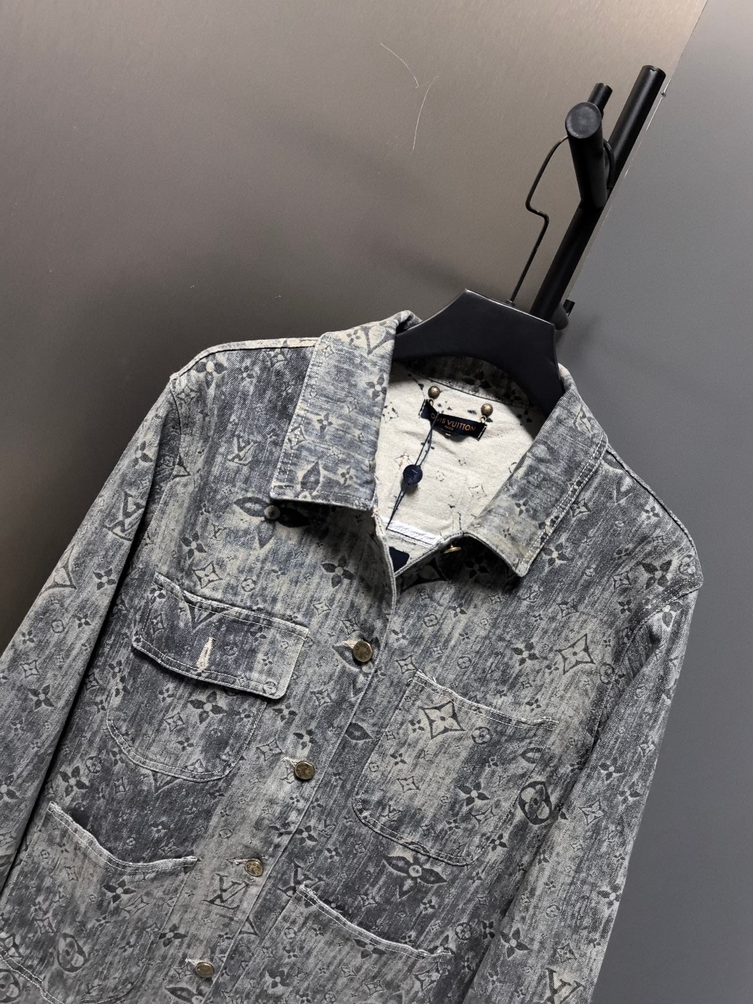 LV高仿灰色滿版Monogram水洗丹寧外套 男士復古風上衣｜歐美奢侈品精品推薦
