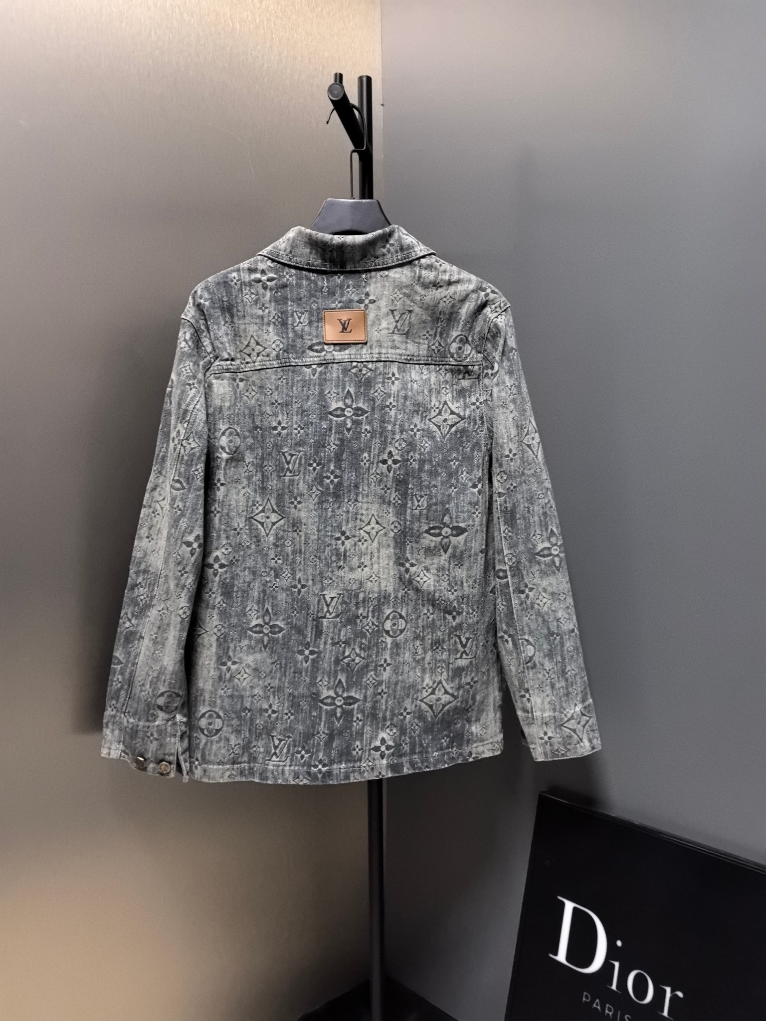 LV高仿灰色滿版Monogram水洗丹寧外套 男士復古風上衣｜歐美奢侈品精品推薦