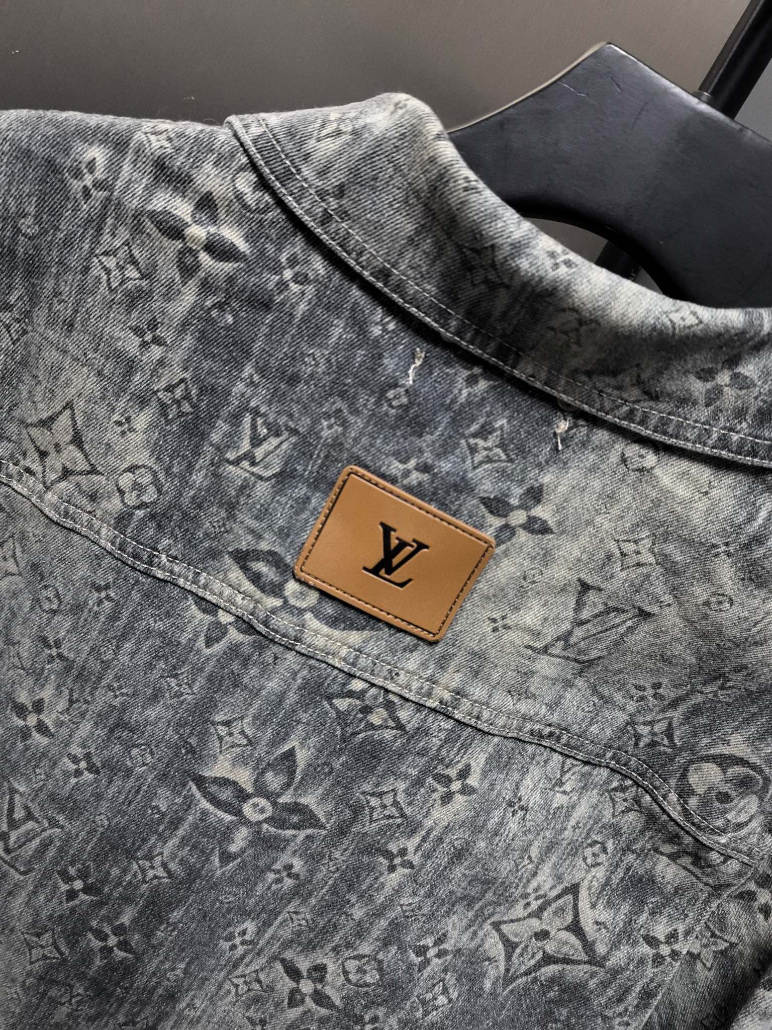 LV高仿灰色滿版Monogram水洗丹寧外套 男士復古風上衣｜歐美奢侈品精品推薦