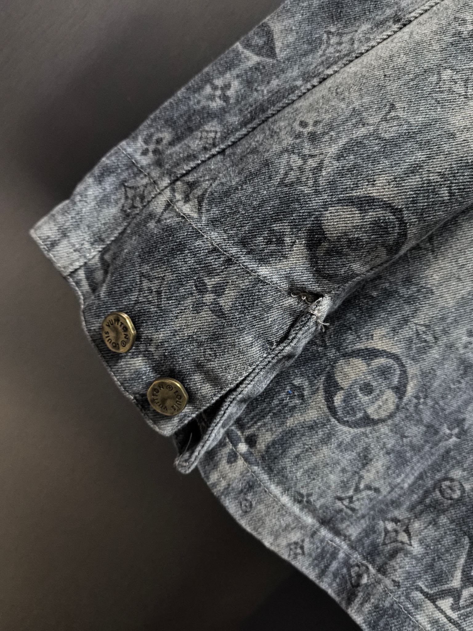 LV高仿灰色滿版Monogram水洗丹寧外套 男士復古風上衣｜歐美奢侈品精品推薦