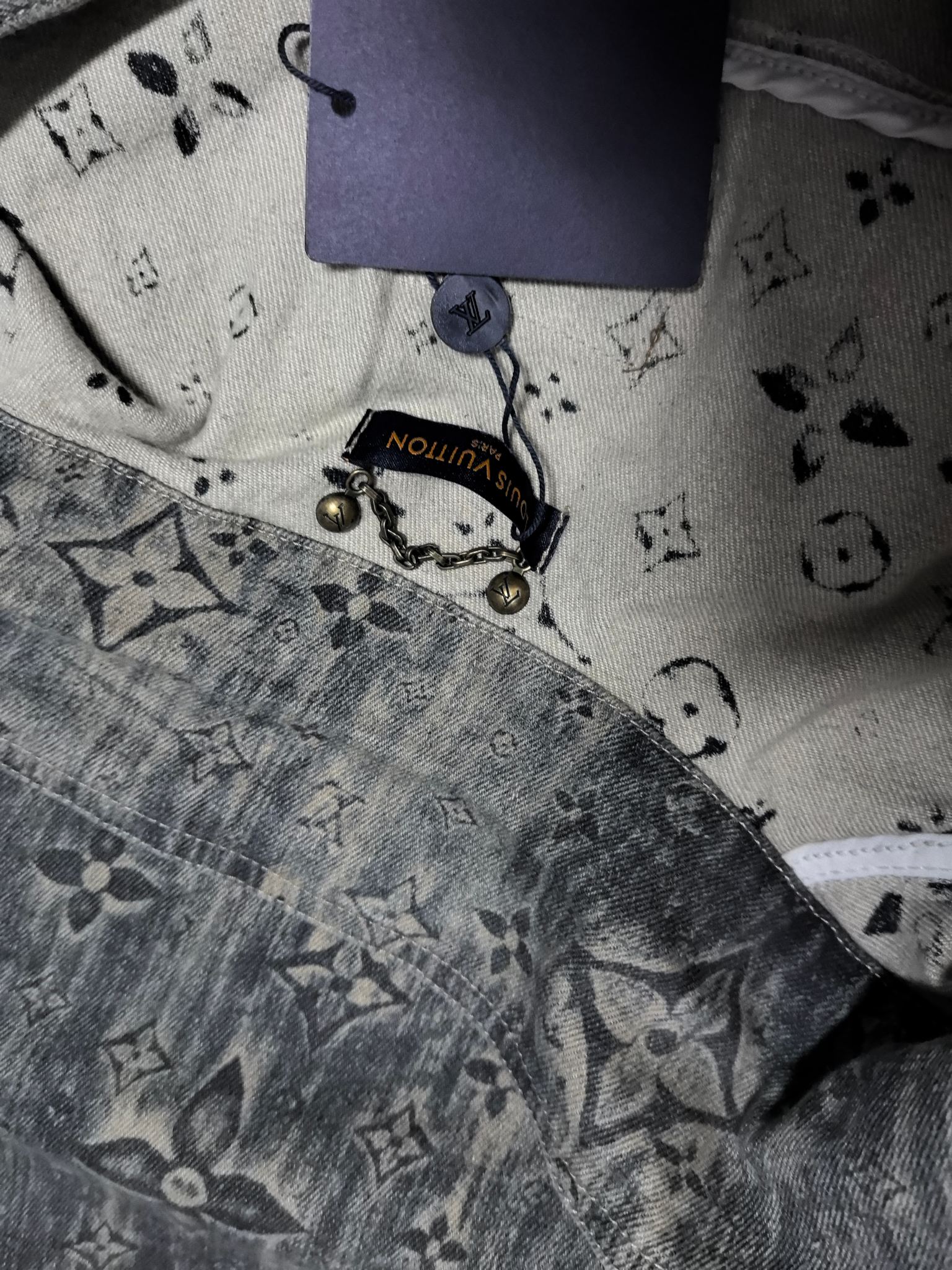 LV高仿灰色滿版Monogram水洗丹寧外套 男士復古風上衣｜歐美奢侈品精品推薦