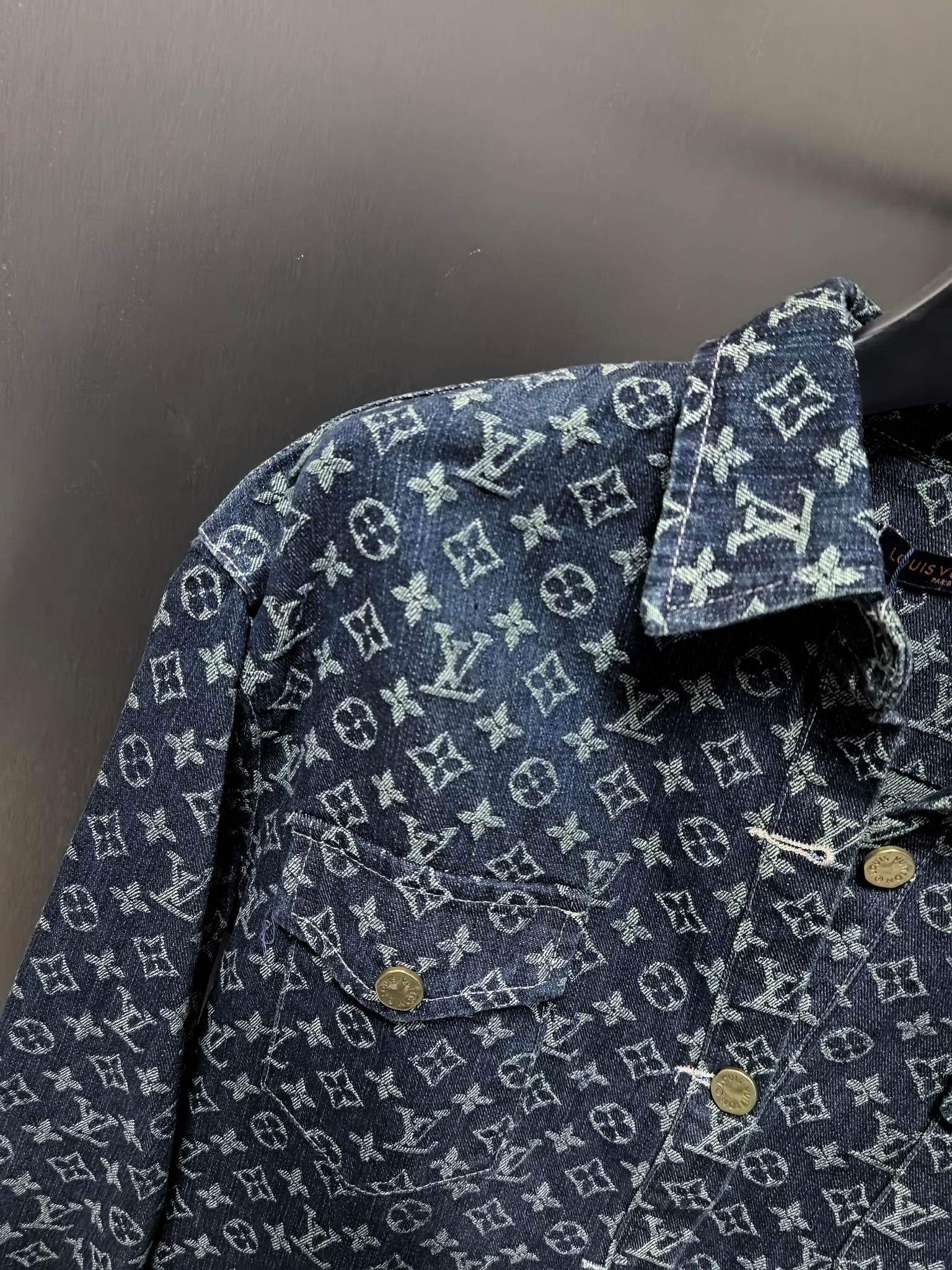 LV高仿深藍滿版Monogram丹寧襯衫 經典復古男士上衣｜歐美奢侈品精品推薦